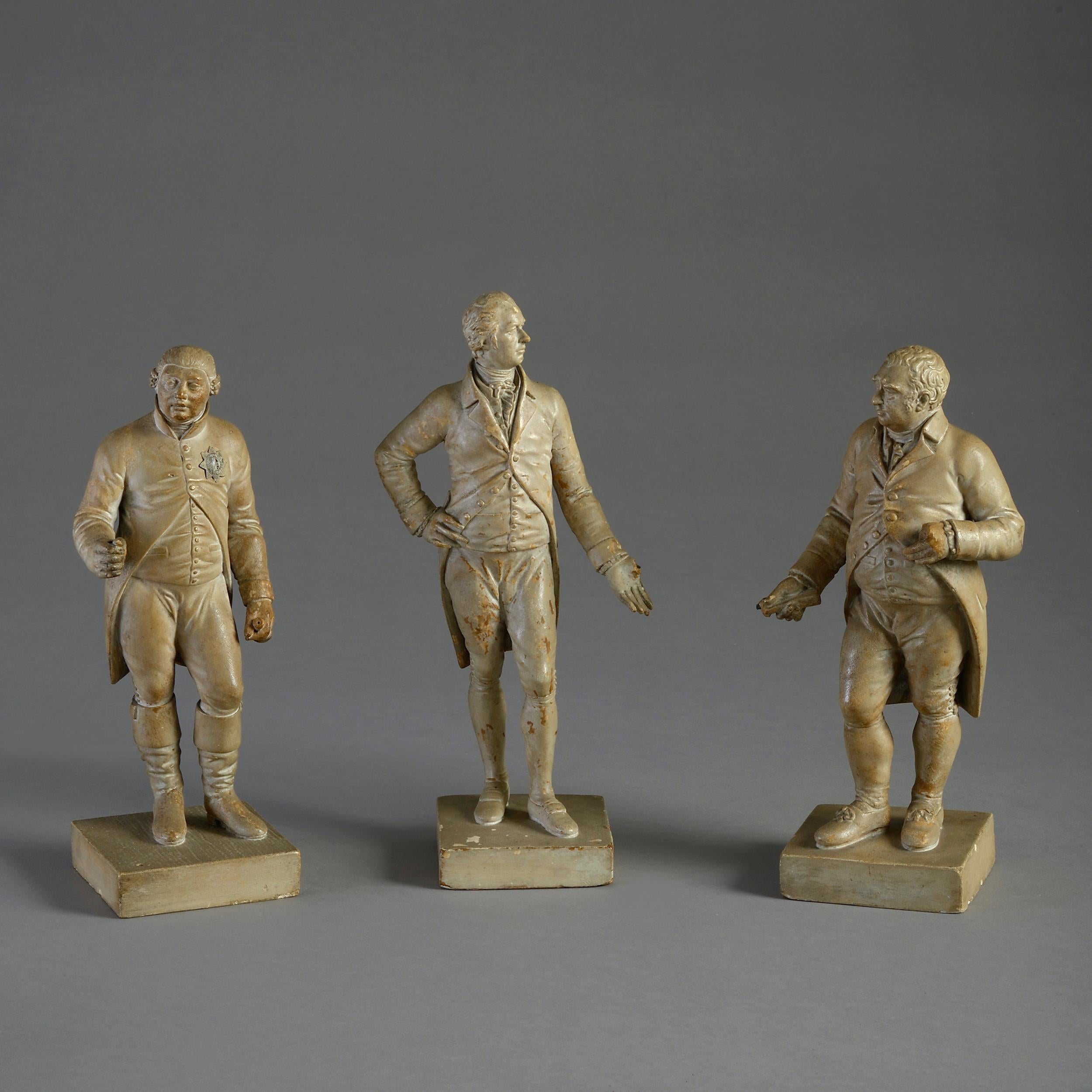 Rare ensemble de trois figurines en plâtre de style Régence représentant George III, Charles James Fox et Pitt le jeune.

Chacun avec sa décoration originale en couleur de pierre et inscrit Publié en 1820 par F. Hardenberg Mount St. Gros Sq