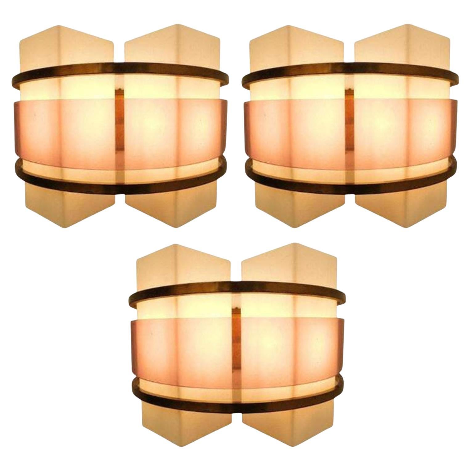 Rare ensemble de trois appliques conçu par Oscar Torlasco pour Stilux Milano. Italie. en vente