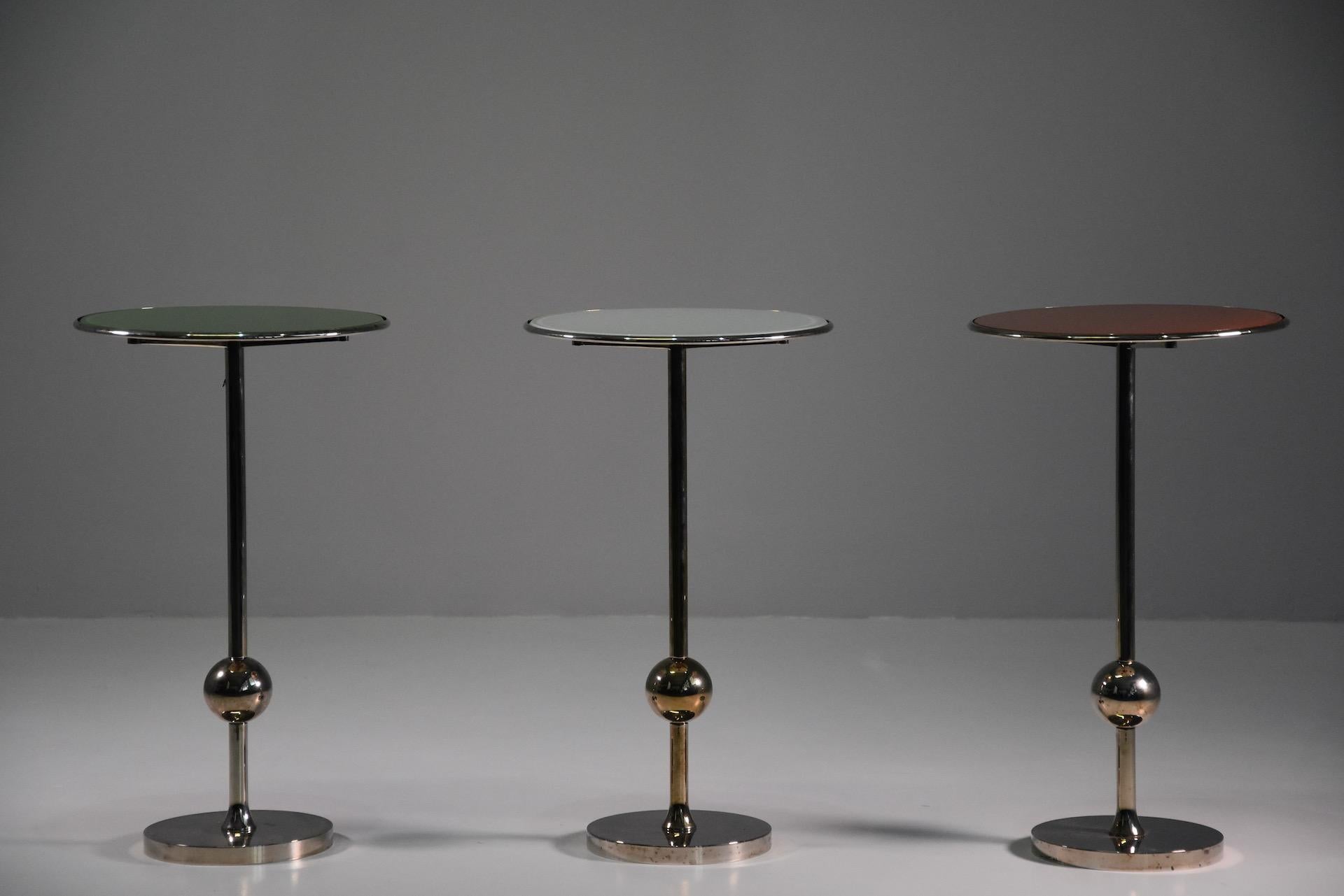 Rare trois tables d'appoint italiennes T1 par Osvaldo Borsani en laiton nickel et verre peint à l'envers, années 1950.