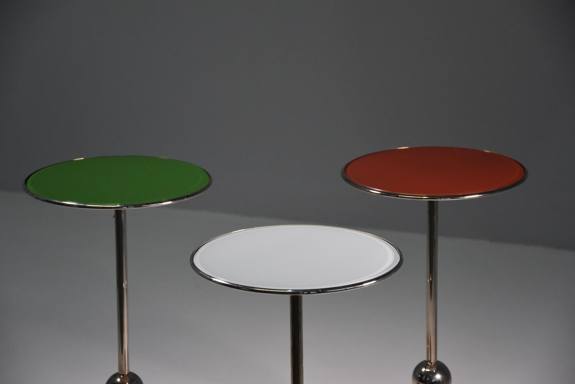 Laiton Rare ensemble de trois tables d'appoint T1 par Osvaldo Borsani I, années 1950 en vente