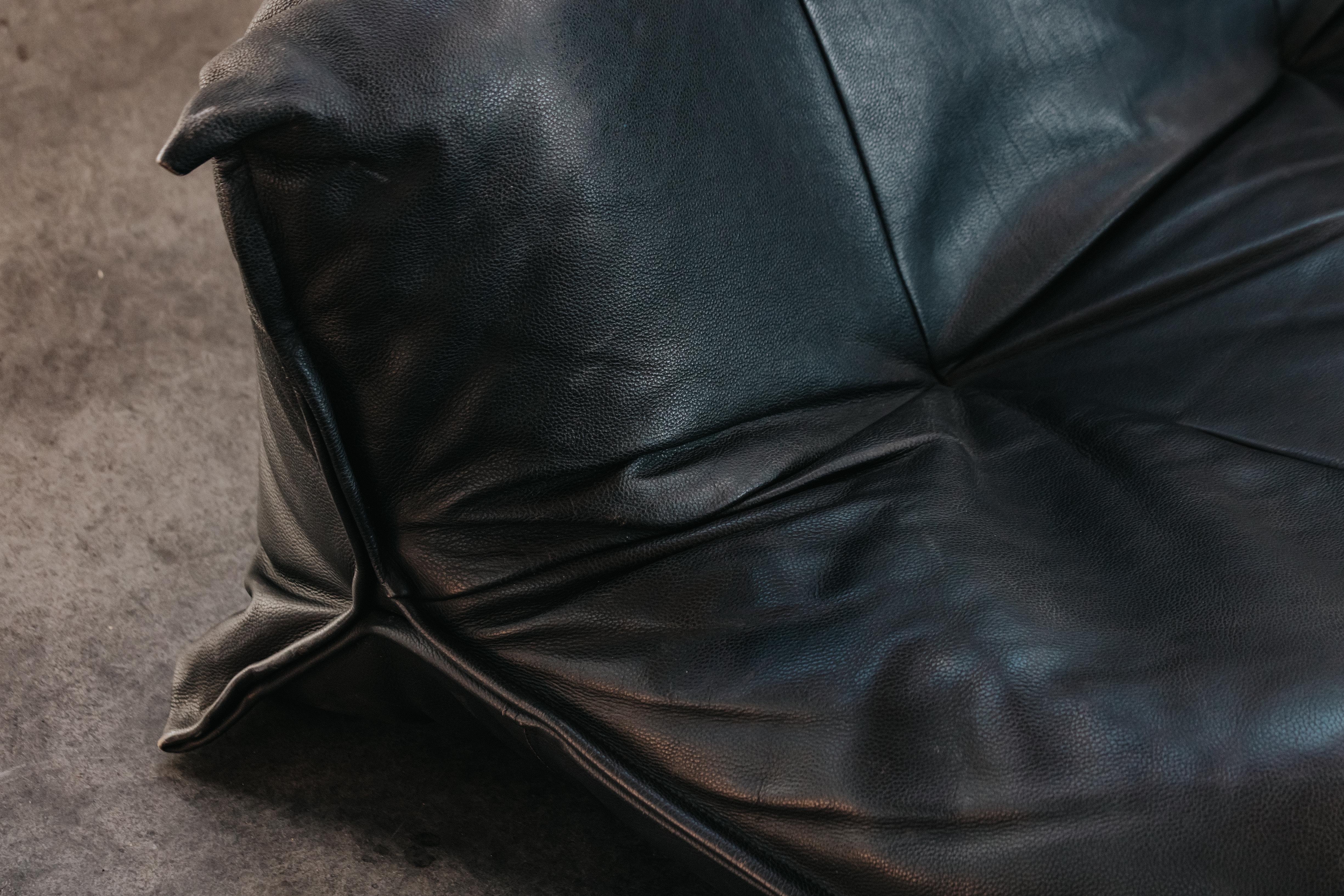 Rare ensemble de chaises longues Togo fabriquées par Ligne Roset, France, vers 1970.  Sellerie d'origine en cuir noir avec une superbe patine.