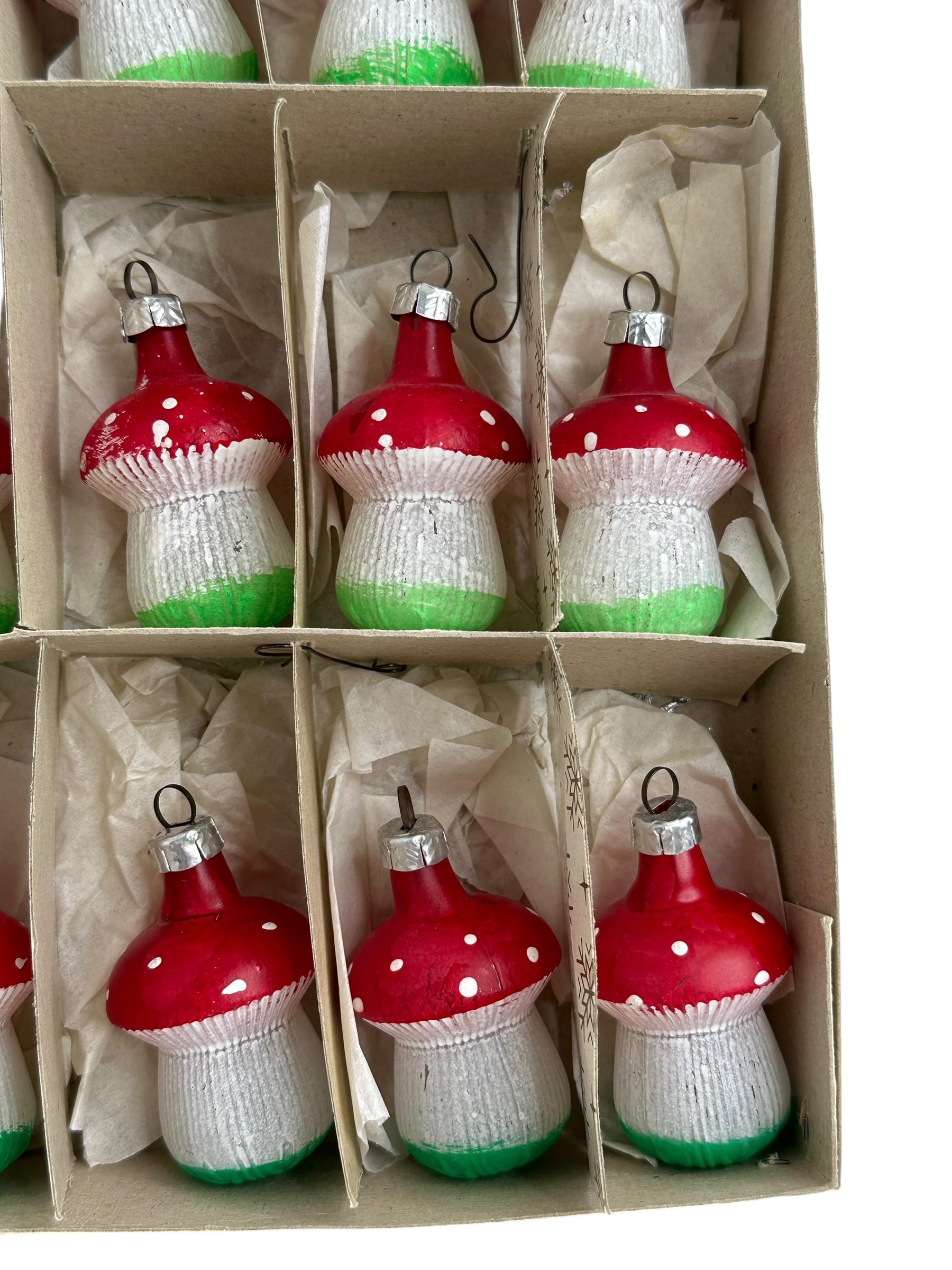 Rare Set of Twelve Toadstool Mushroom Christmas Ornaments Vintage, German, 1940s In Good Condition For Sale In Nuernberg, DE