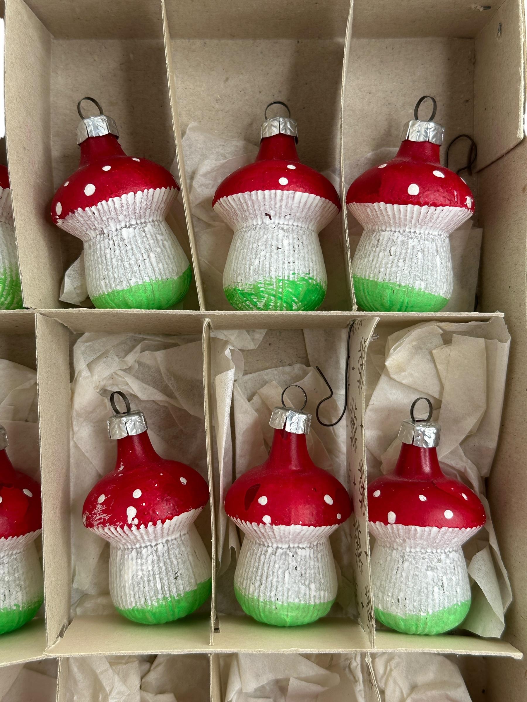Wire Rare Set of Twelve Toadstool Mushroom Christmas Ornaments Vintage, German, 1940s For Sale