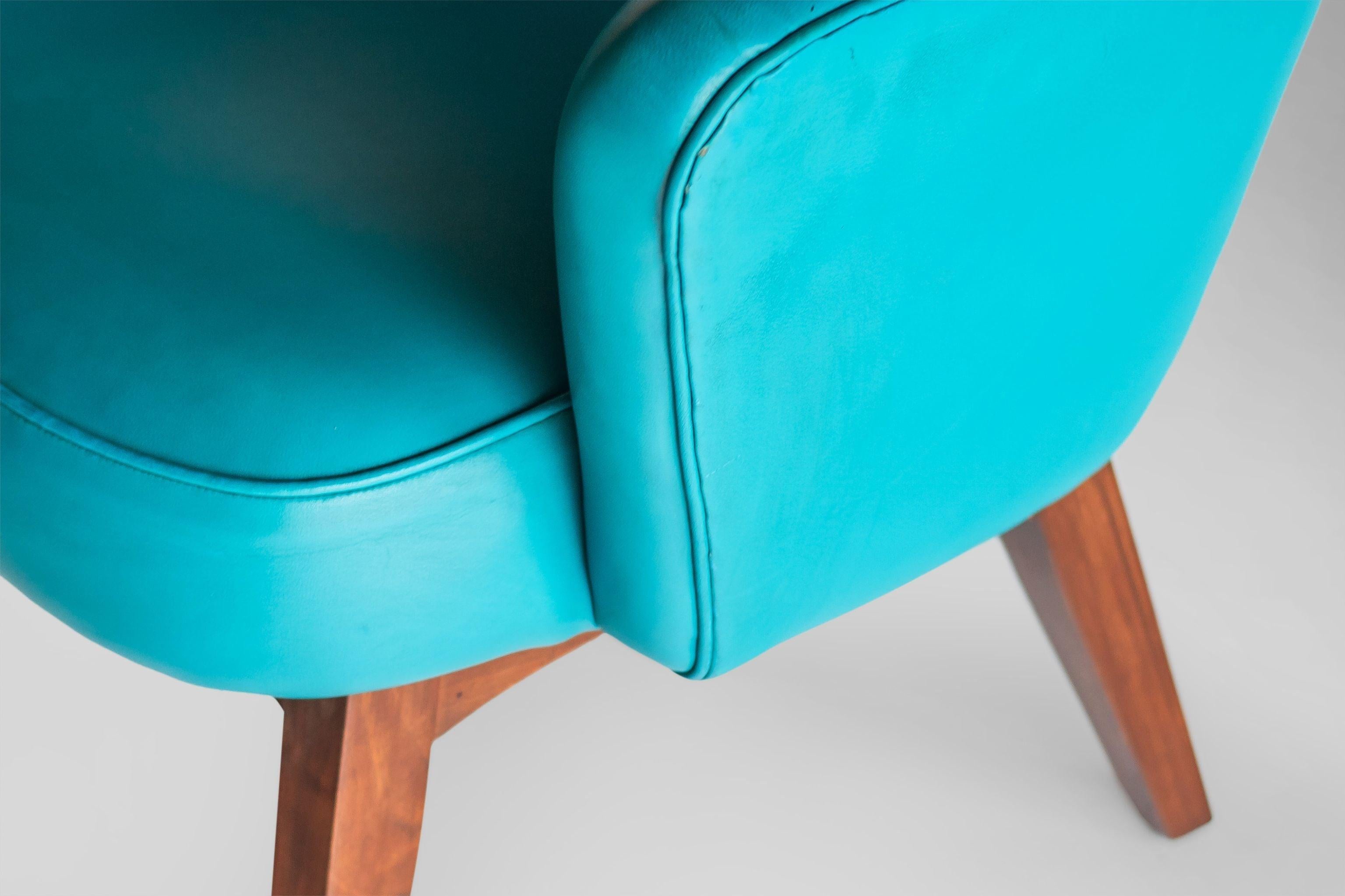 Found in original teal vinyl. Set of walnut bases. An iconic and hard to find model by Patrician Furniture. Circa 1960s.

---Dimensions---

Width: 26.5 in / 67.31 cm
Depth: 26 in / 66.04 cm
Height: 30 in / 76.2 cm
Seat Height: 16.25 in / 41.28