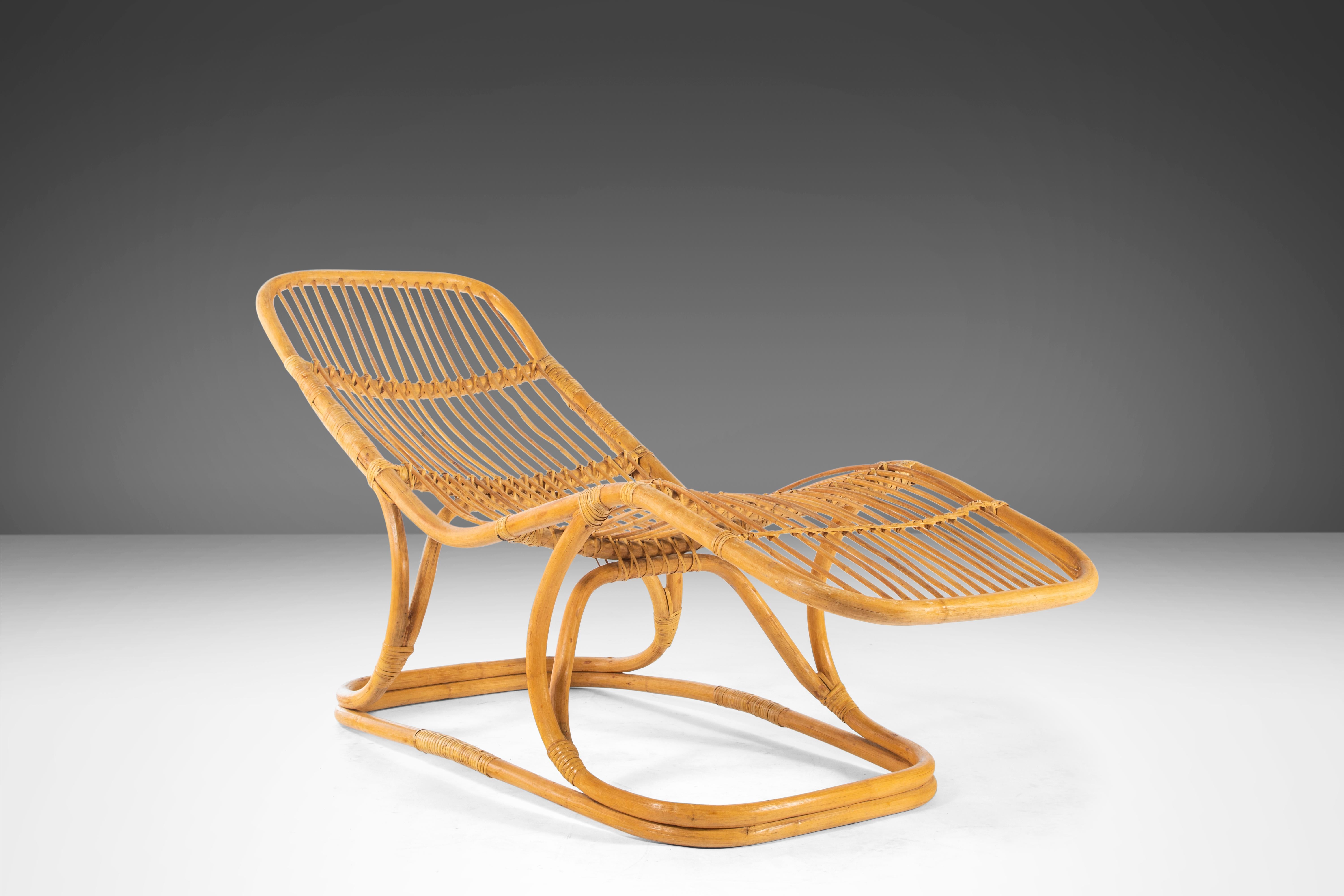 Hergestellt aus Bambus und Rattan und in Übereinstimmung mit der Linie, Form und den Materialien der Zeit des italienischen Designers Tito Agnoli für Pierantonio Bonacina, CIRCA 1963.

---Abmessungen---

Breite: 25,5 in / 64,77 cm
Tiefe: 66 Zoll /