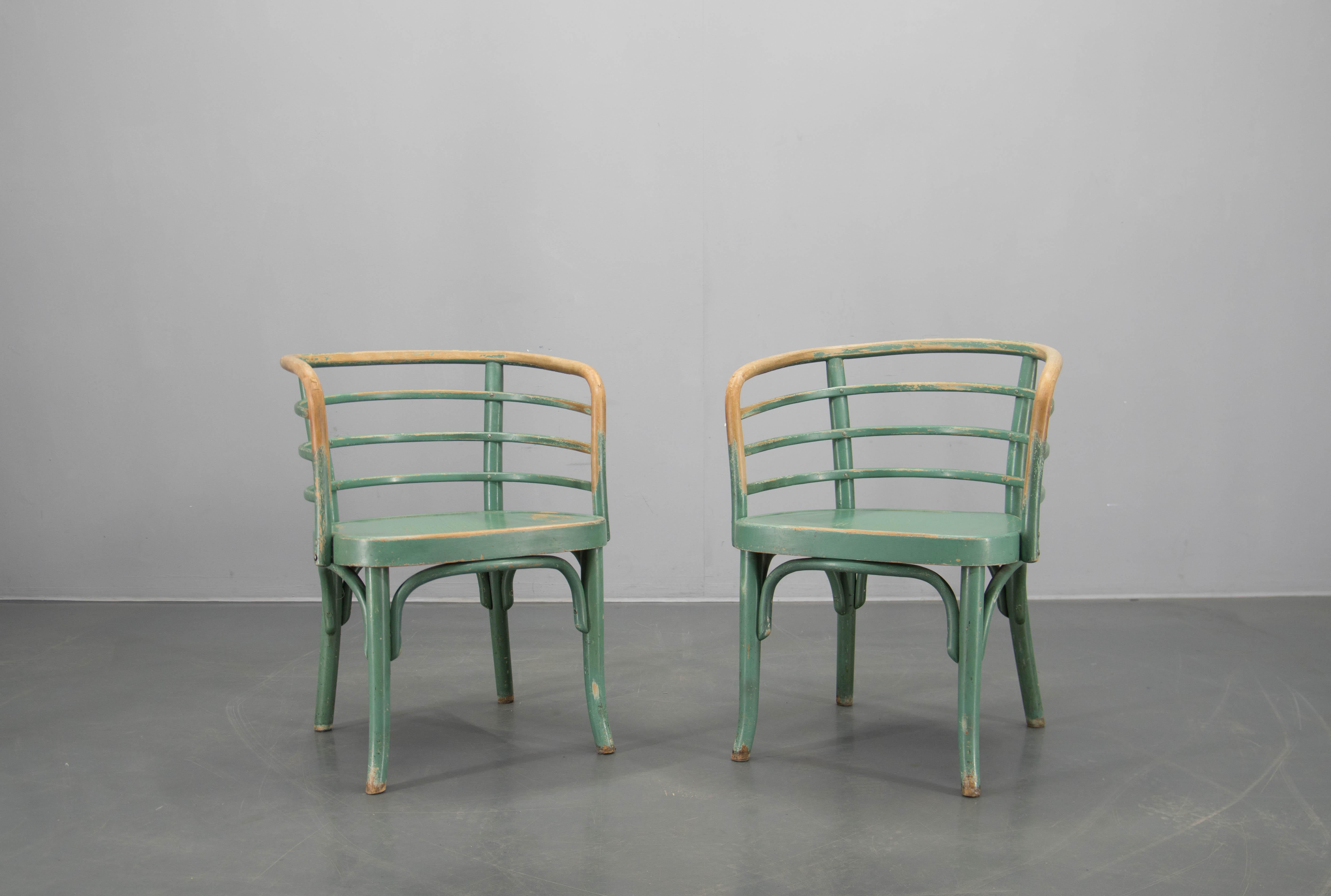 Seltene Bauhaus-Sessel B 246, entworfen von Josef Frank und hergestellt von Thonet in den 1930er Jahren.
Historisch gesehen gehörte dieses Modell zu denjenigen, die in der ikonischen Villa Rezek in Wien aus dem Jahr 1933 installiert wurden.
Set ist
