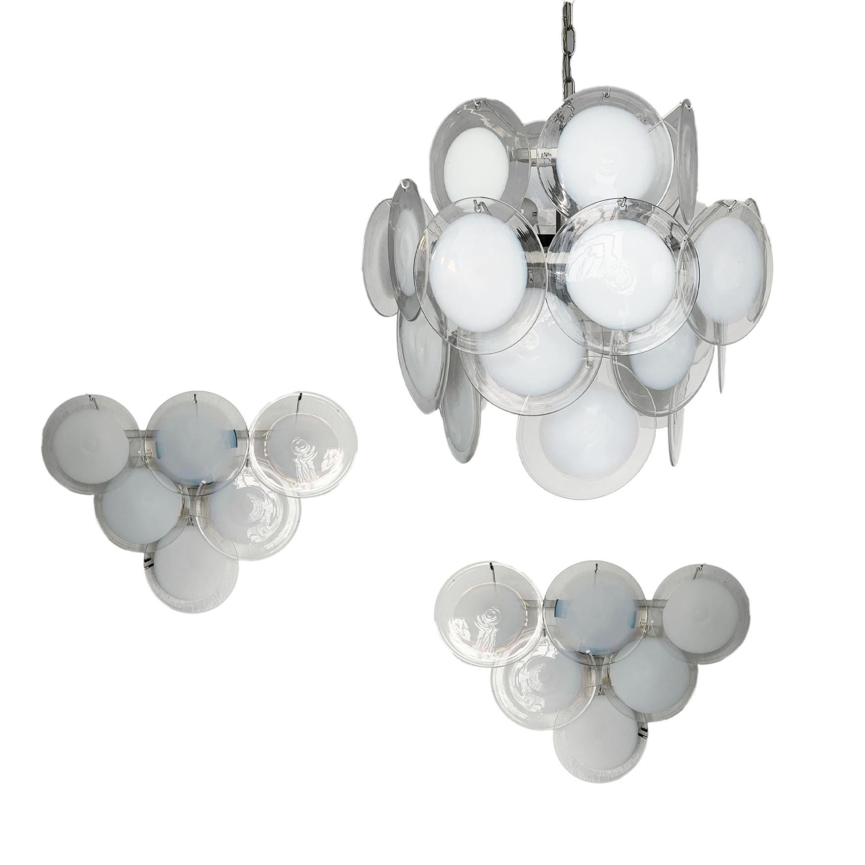 Nous vous proposons un ensemble très rare, attrayant et extrêmement bien conservé, composé de deux appliques murales et d'un lustre suspendu en verre de Murano, réalisés par le célèbre designer italien Gino Vistosi. Les trois pièces présentent