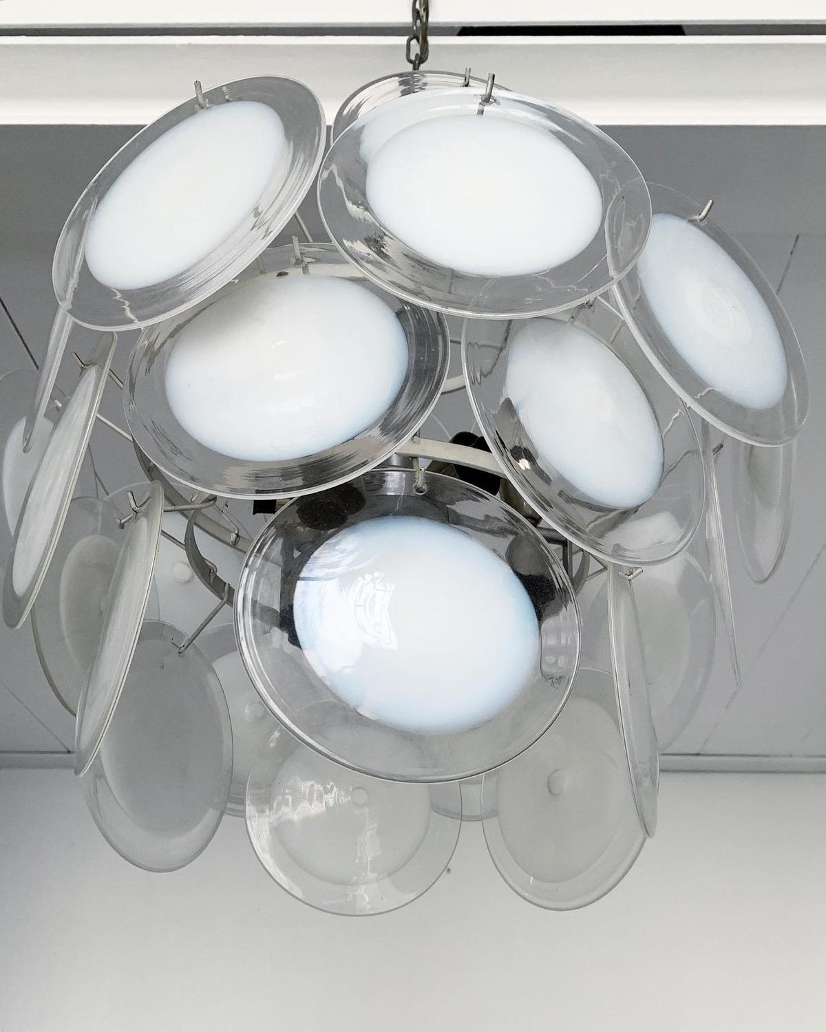 Milieu du XXe siècle Rare ensemble de deux appliques en verre de Murano et un lustre suspendu de Gino Vistosi en vente