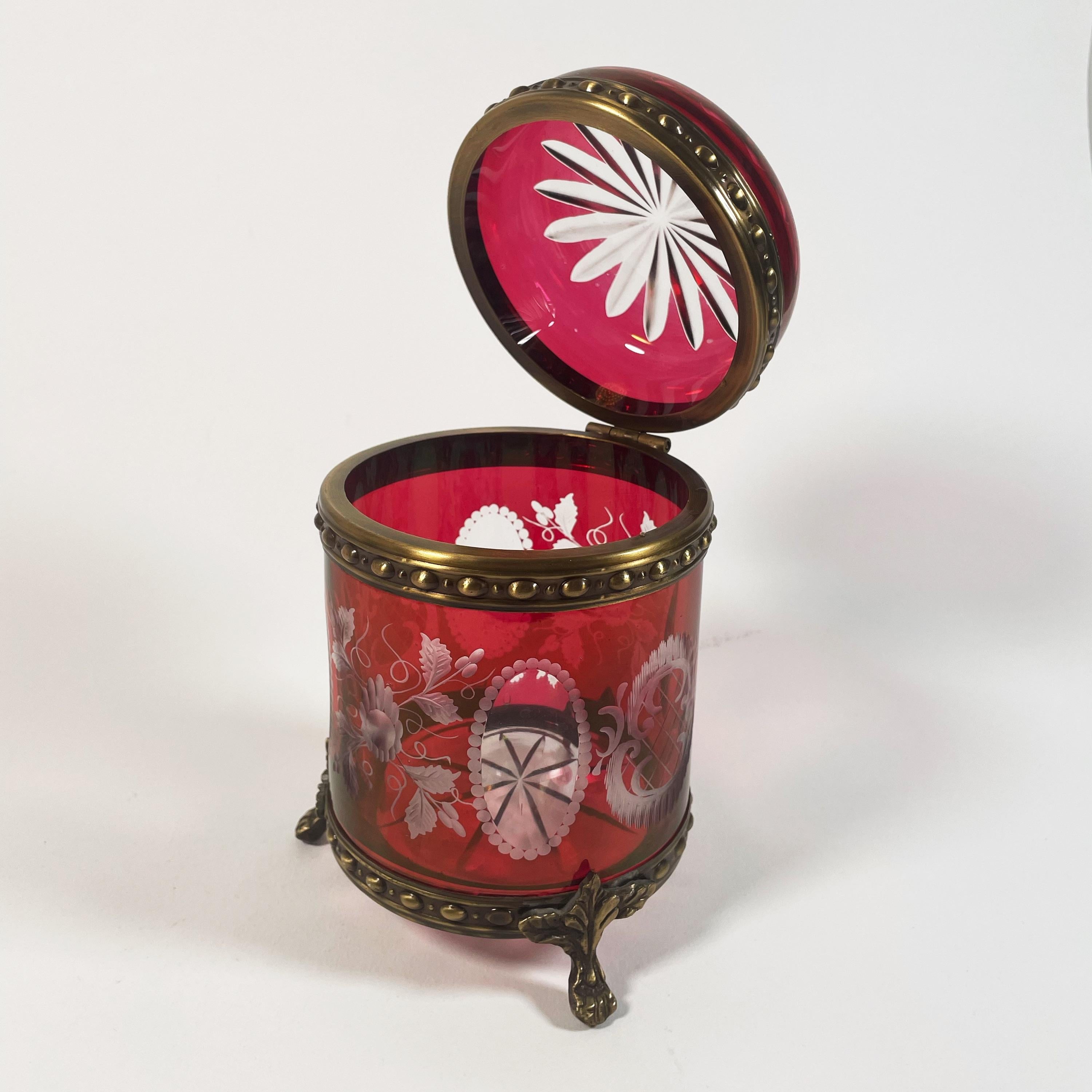 Rare Set of Two Red Cut Crystal Candy Boxes from the 1900s In Good Condition For Sale In PARIS, FR