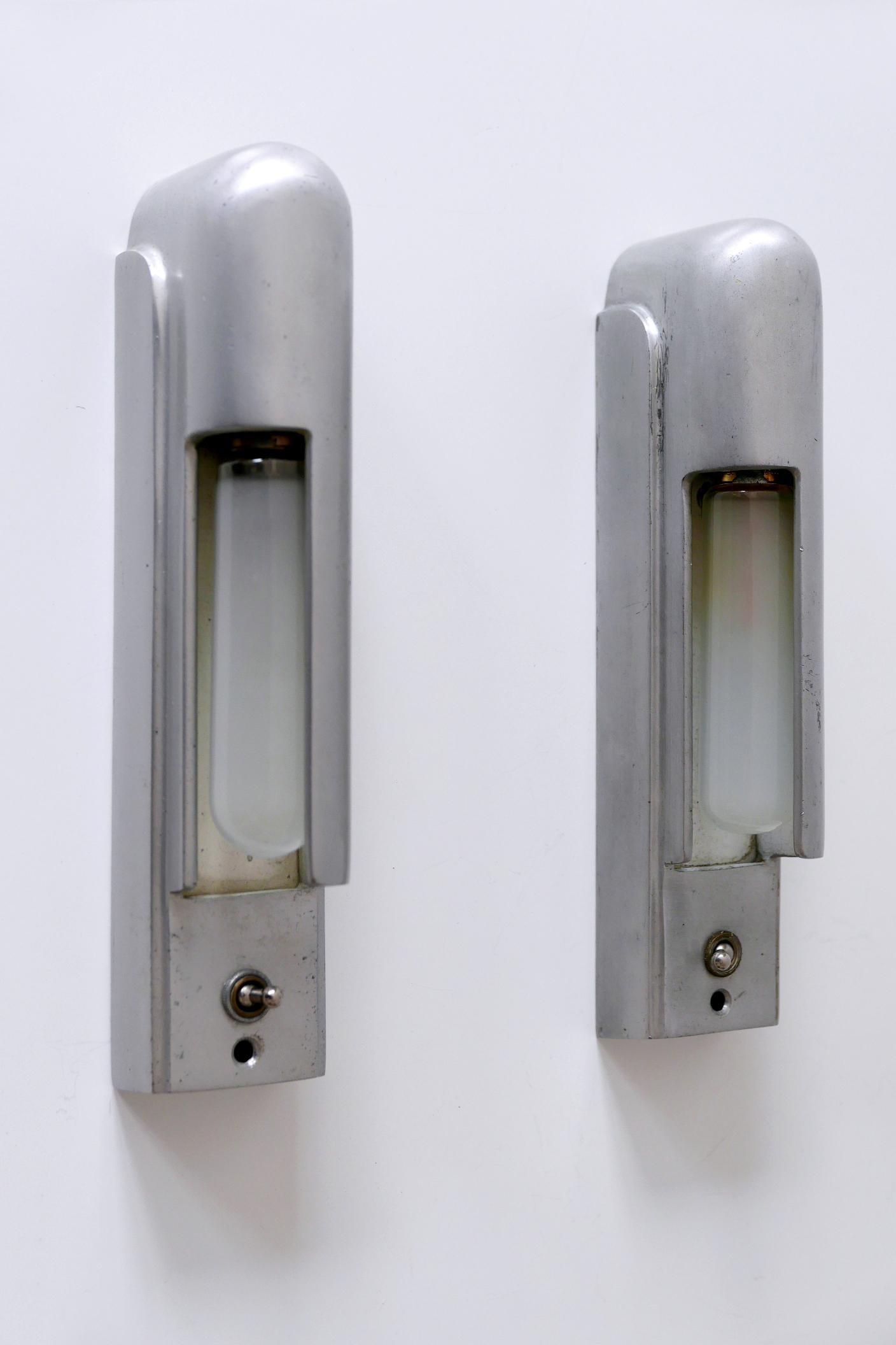Rare Set of Two Streamline Cruise Ship Cabin Sconces by The Simes Co NY, 1930s In Good Condition For Sale In Munich, DE