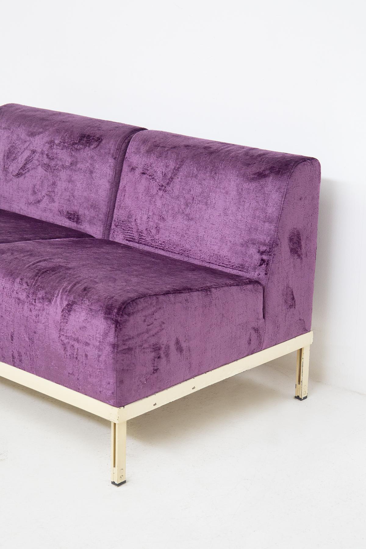 Merveilleux ensemble de canapés conçus par Gianfranco Frattini dans les années 50, de fabrication italienne de qualité.
Le canapé trois places est composé de trois sièges et d'une petite table insérée dans le corps du canapé comme quatrième
