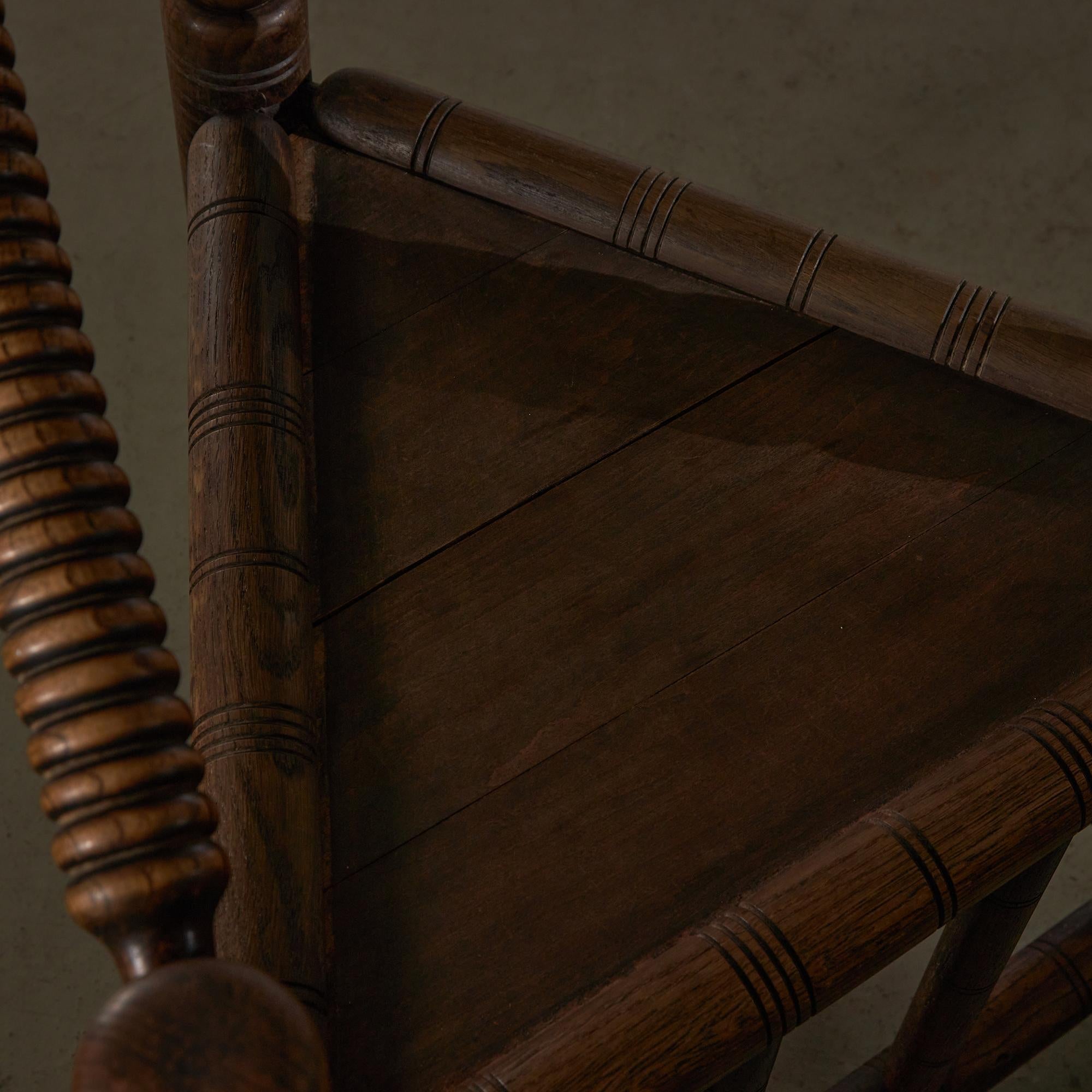 Rare ensemble de table, banc et chaises en bois de noyer par Karoly Lingel en vente 4