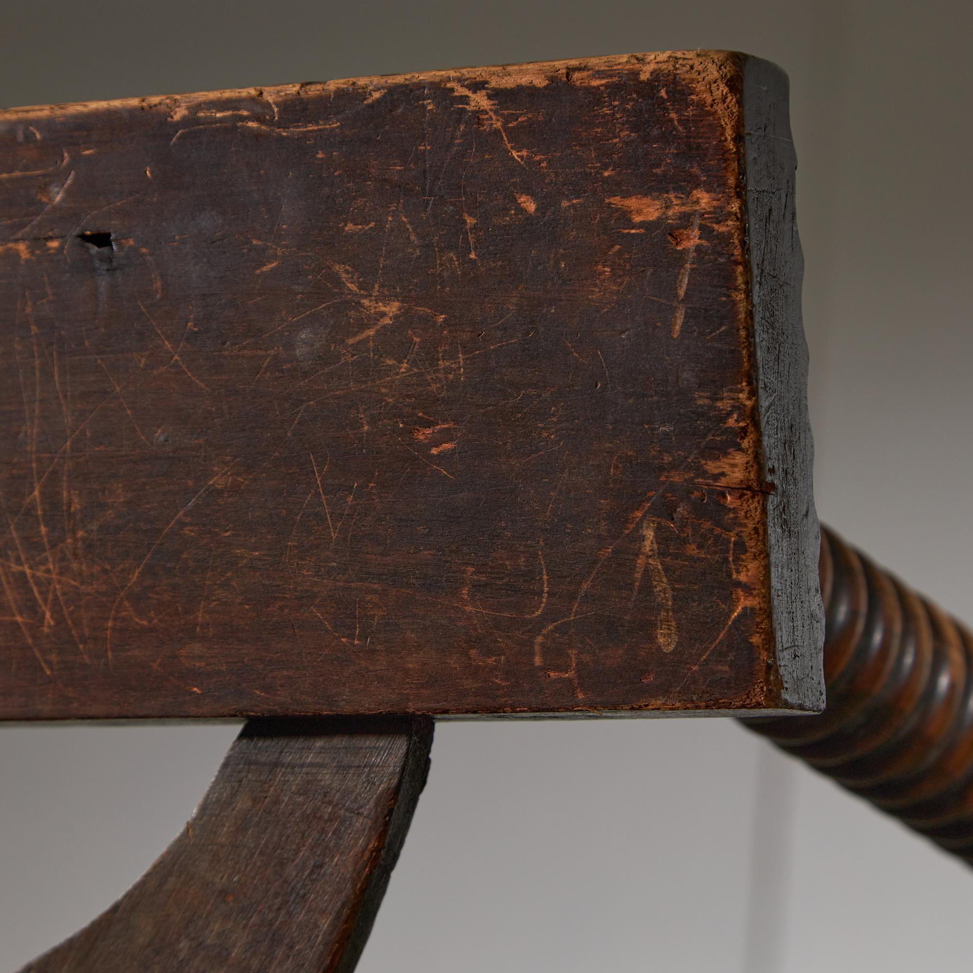 Rare ensemble de table, banc et chaises en bois de noyer par Karoly Lingel en vente 6
