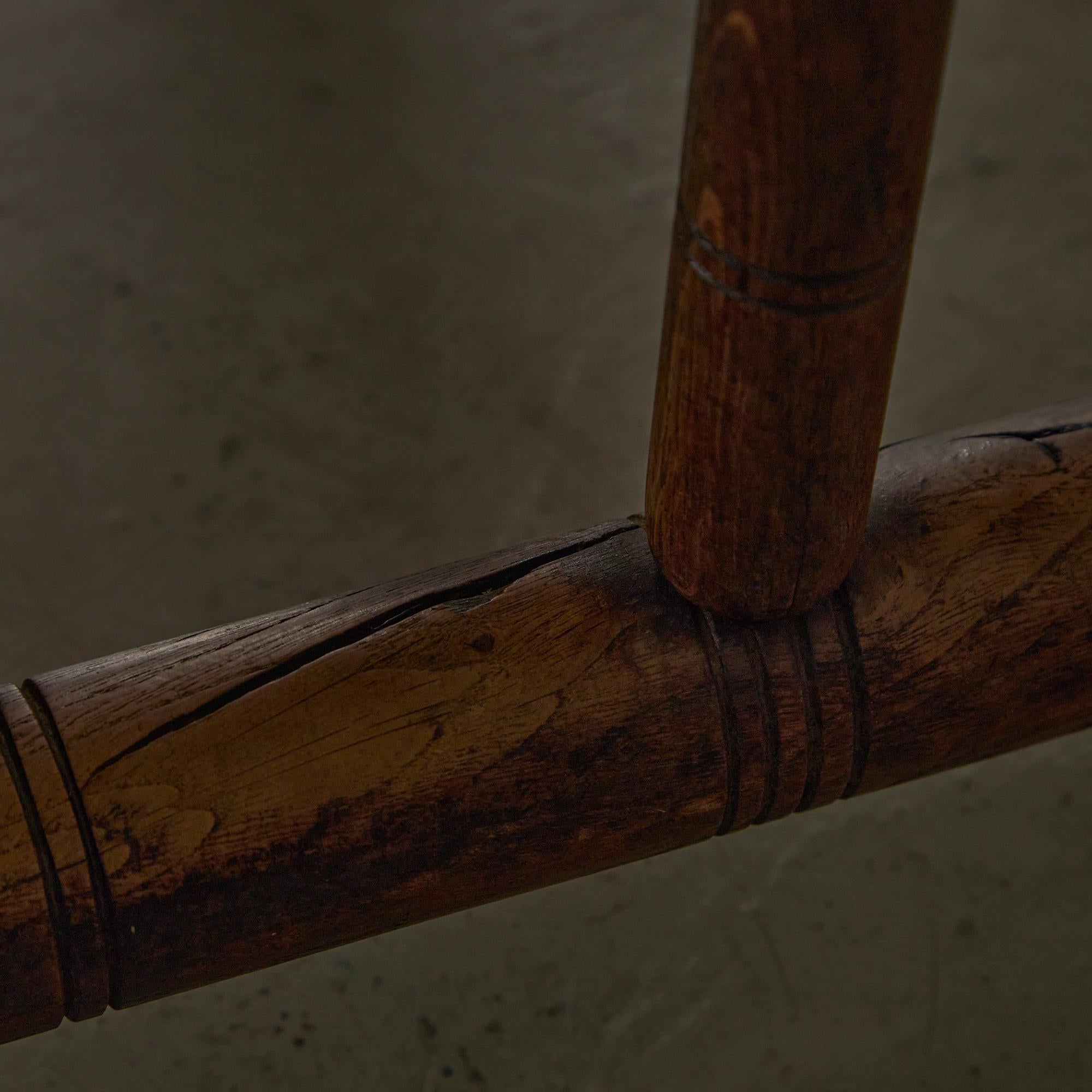 Rare ensemble de table, banc et chaises en bois de noyer par Karoly Lingel en vente 8