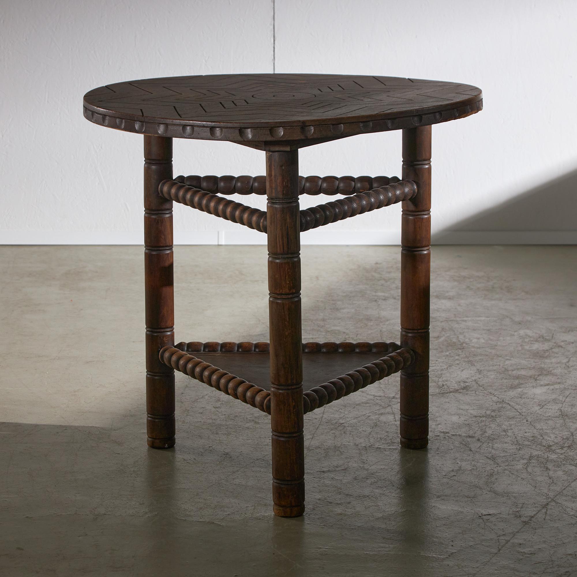 Hongrois Rare ensemble de table, banc et chaises en bois de noyer par Karoly Lingel en vente