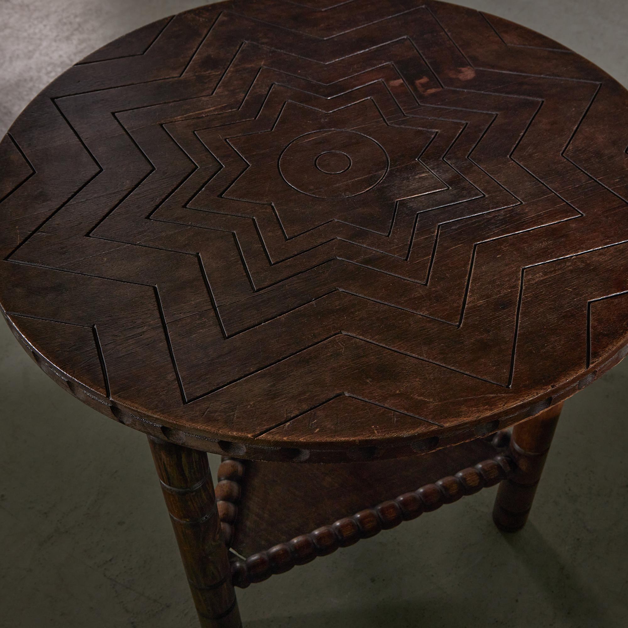 Rare ensemble de table, banc et chaises en bois de noyer par Karoly Lingel Bon état - En vente à Budapest, HU