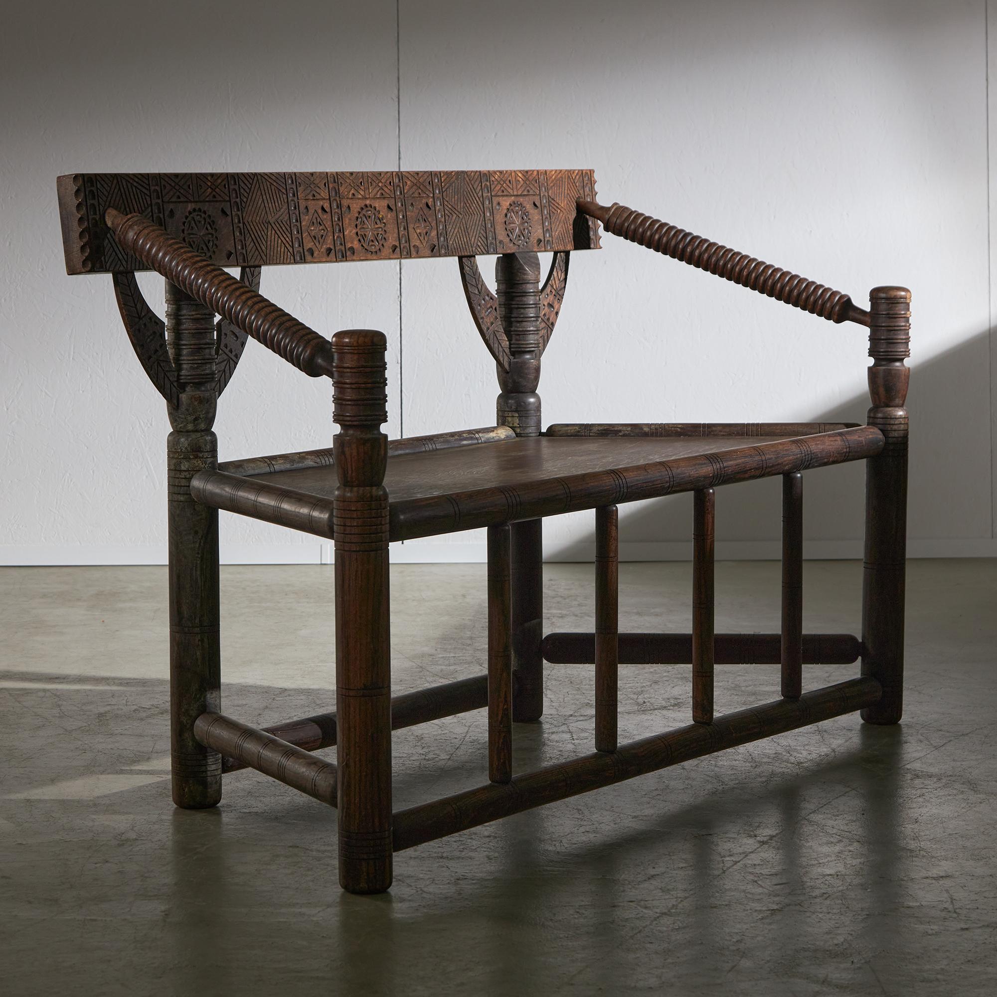 XIXe siècle Rare ensemble de table, banc et chaises en bois de noyer par Karoly Lingel en vente