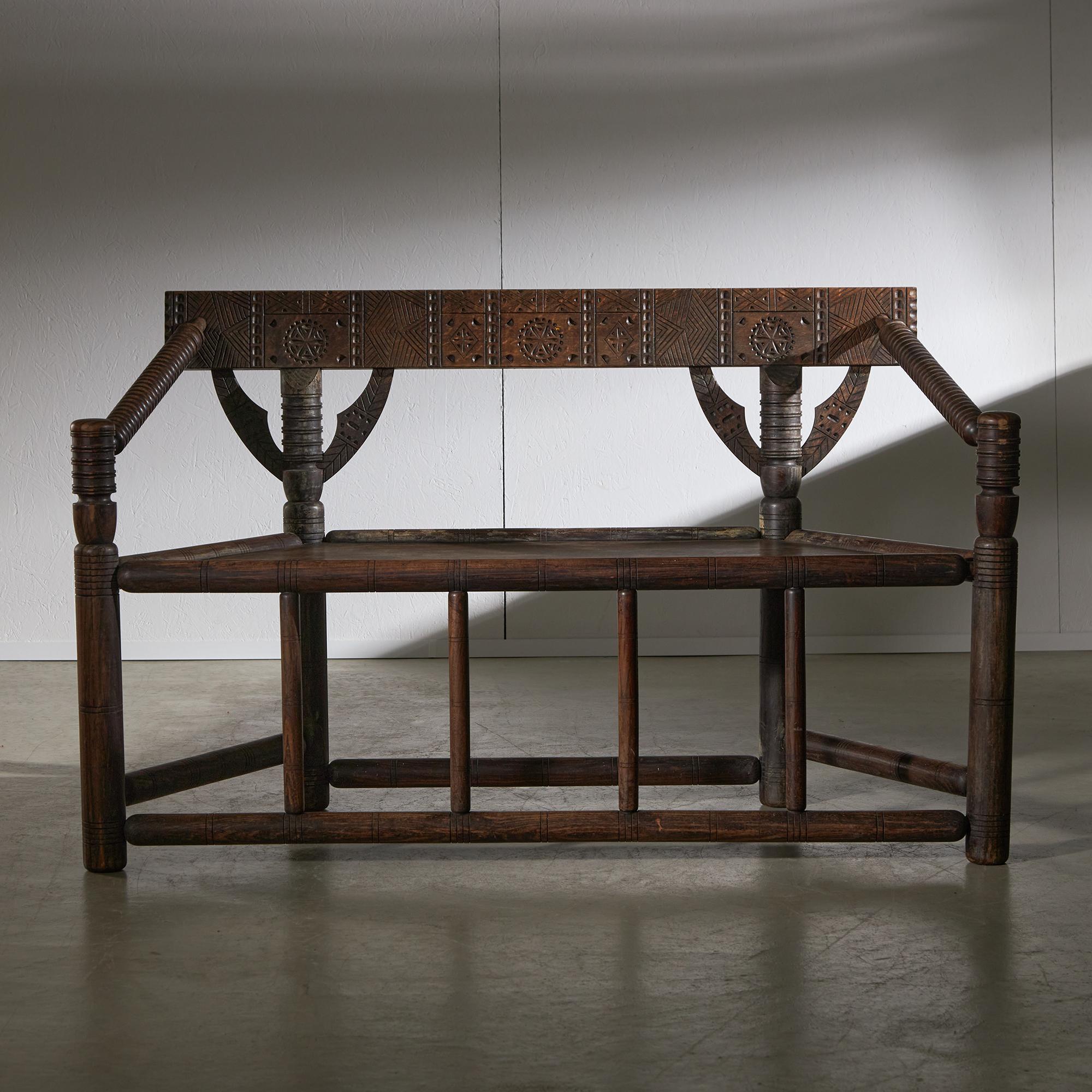 Noyer Rare ensemble de table, banc et chaises en bois de noyer par Karoly Lingel en vente