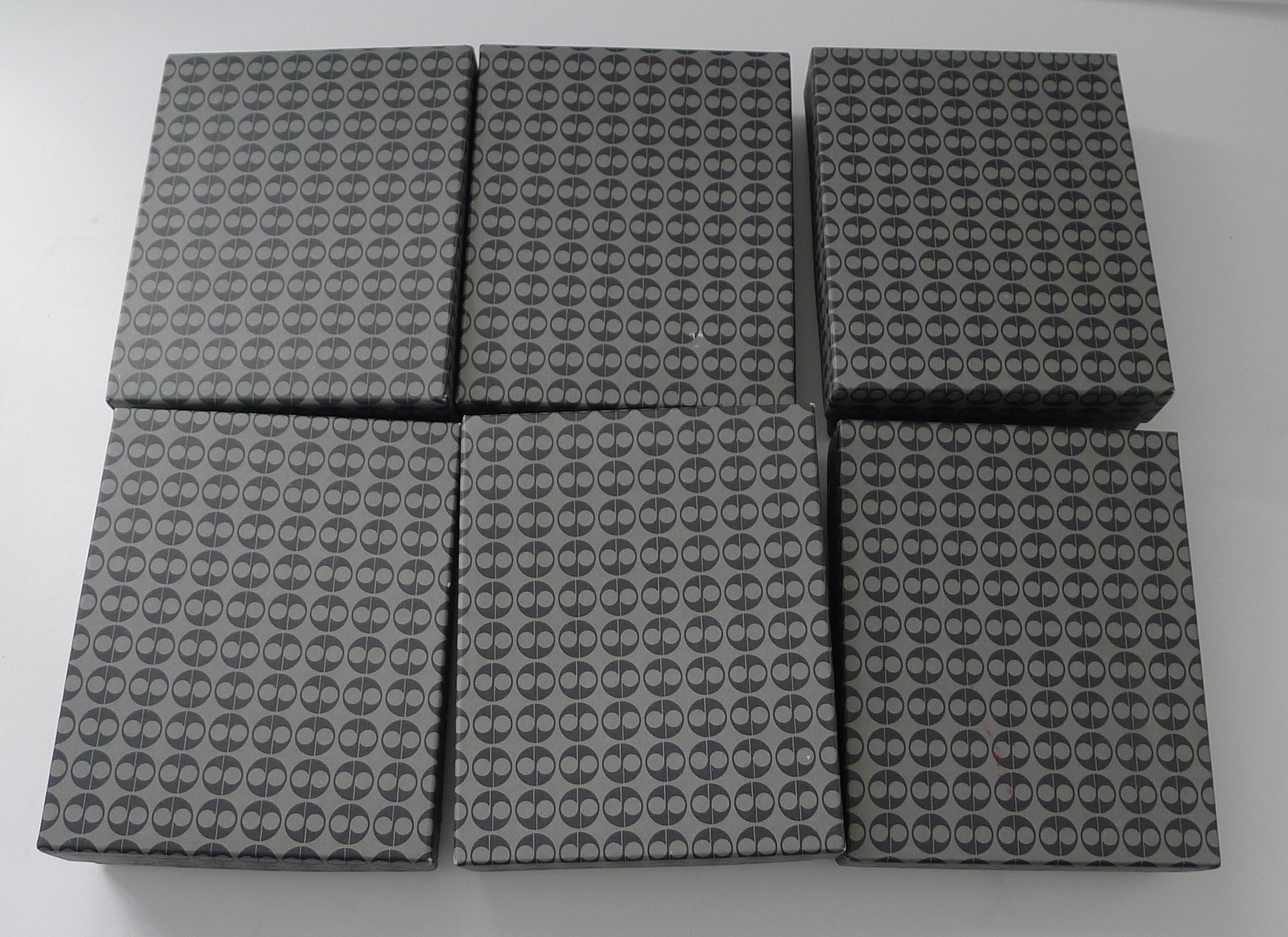 Una oportunidad muy rara de adquirir un conjunto de seis platos de marisco / ostras / vieiras en caja, cada uno contenido en su embalaje y cajas originales; parece que no se han utilizado.

Datan de hacia 1970, son de chapa de plata, llevan la