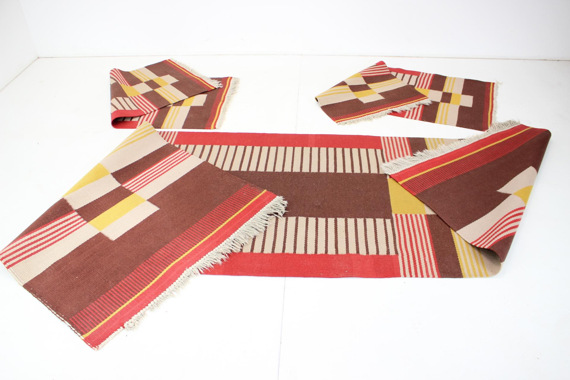 Rare ensemble de trois tapis géométriques en laine conçus par Antonín Kybal, années 1940 en vente 4