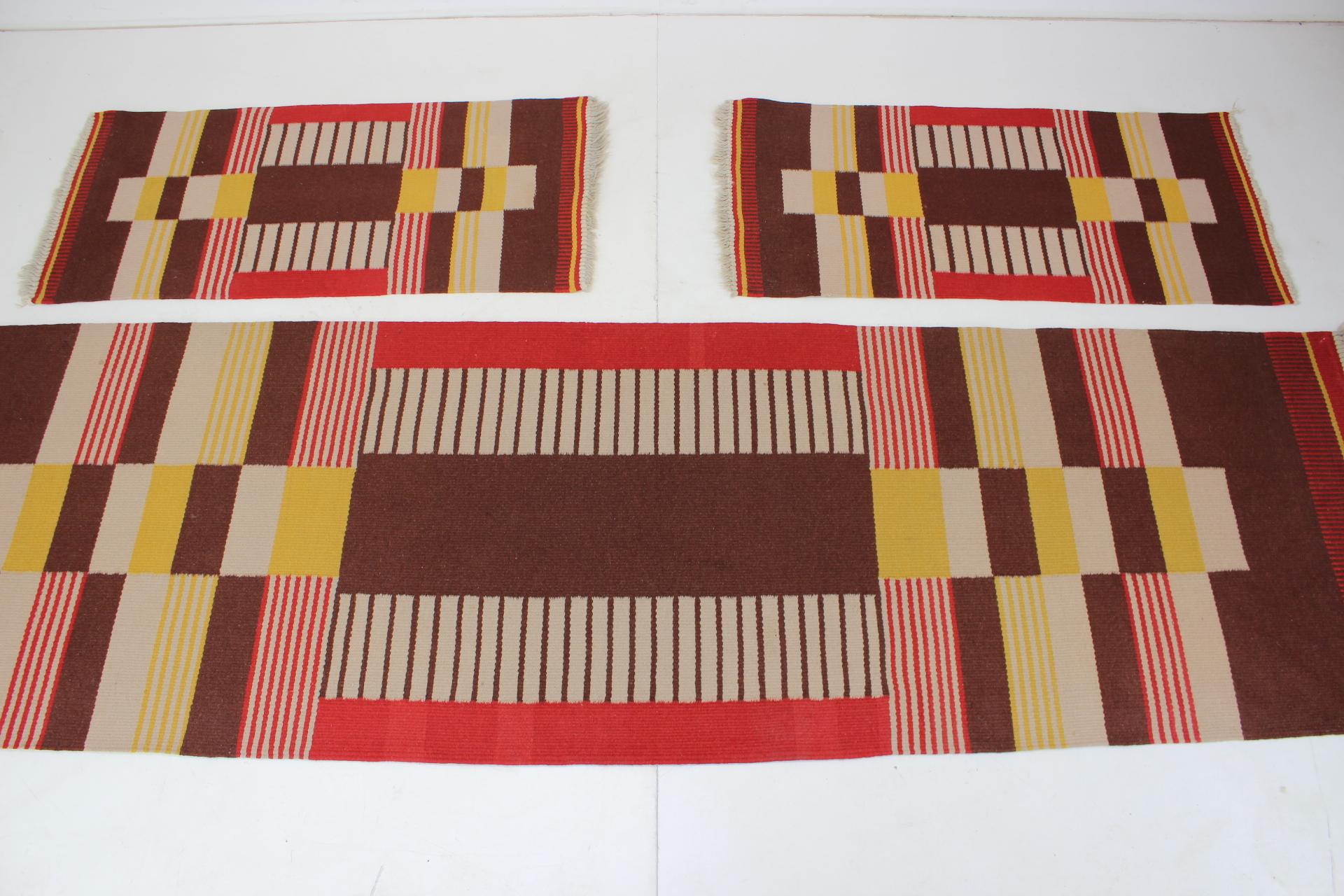 Mid-Century Modern Rare ensemble de trois tapis géométriques en laine conçus par Antonín Kybal, années 1940 en vente