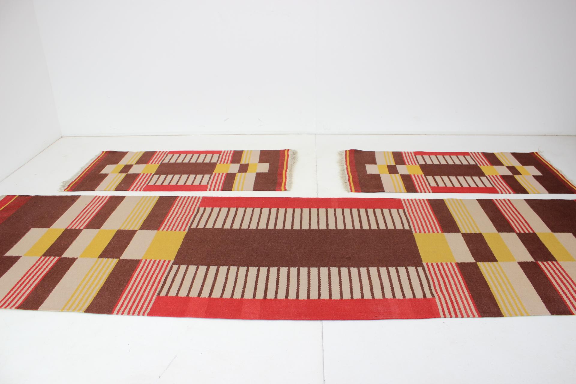 Tissage Rare ensemble de trois tapis géométriques en laine conçus par Antonín Kybal, années 1940 en vente