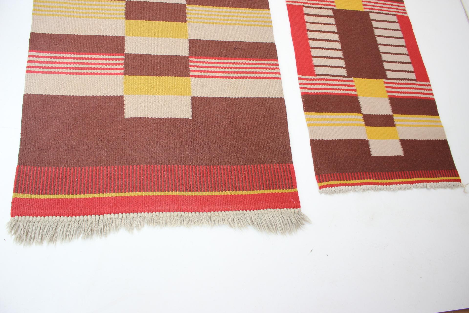 Milieu du XXe siècle Rare ensemble de trois tapis géométriques en laine conçus par Antonín Kybal, années 1940 en vente