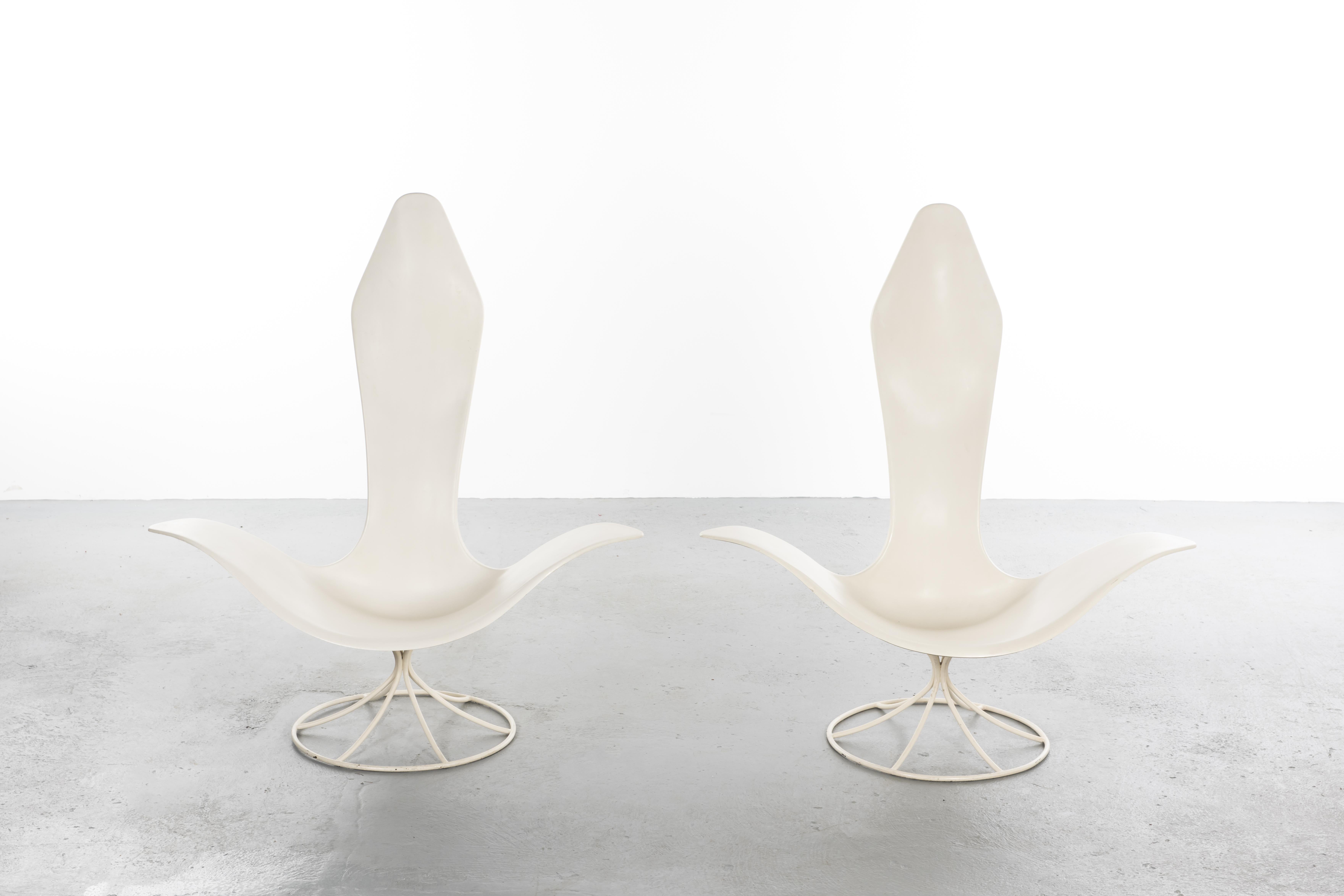 Rare complete set including a pair of chairs Tulip model 120-LF and a coffee table
Fiberglass reinforced polyester shell symbolizing three large open petals, white lacquered iron base formed of a diabolo base with six angled blades joined on a