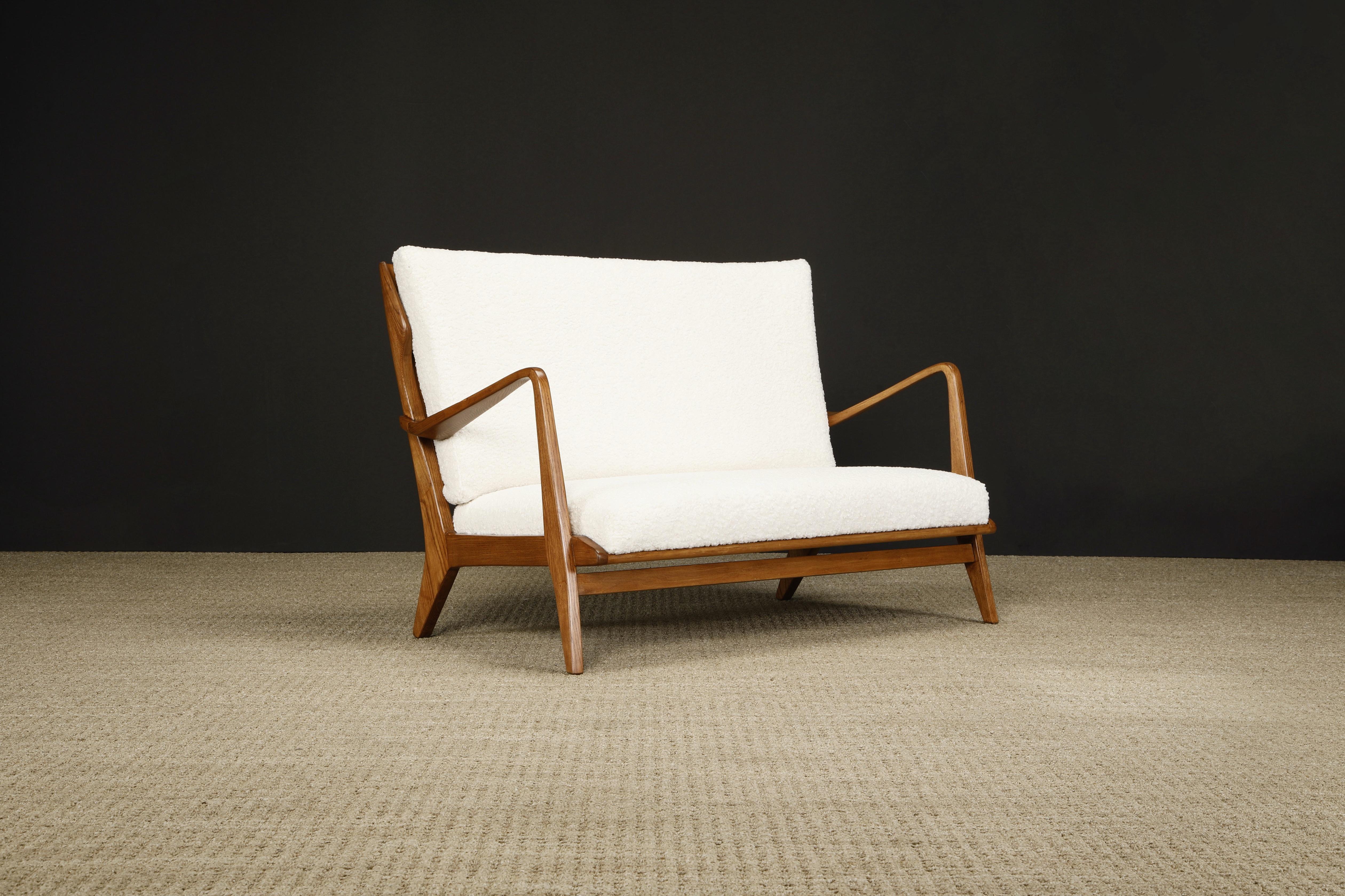 An exceptionally rare and coveted settee by Gio Ponti for Cassina, circa 1950s, with reupholstered white bouclé fabric cushions, refinished elm frames with incredible wood grain, signature slatted backs and sculptured arms. 

Such an important