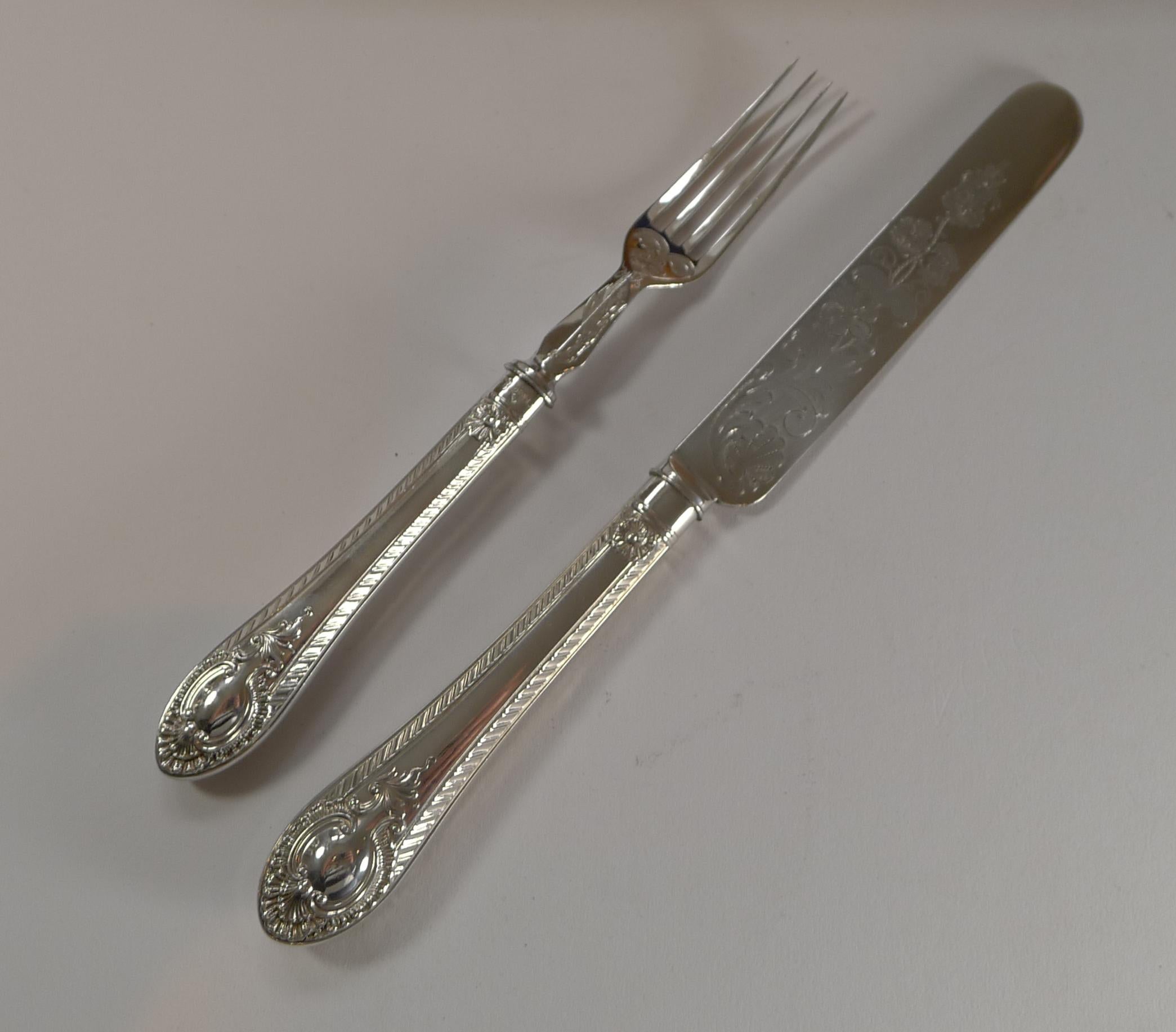 Plaqué argent Sertissage rare pour 18 couteaux et fourchettes à fruits et à désert, vers 1860 en vente