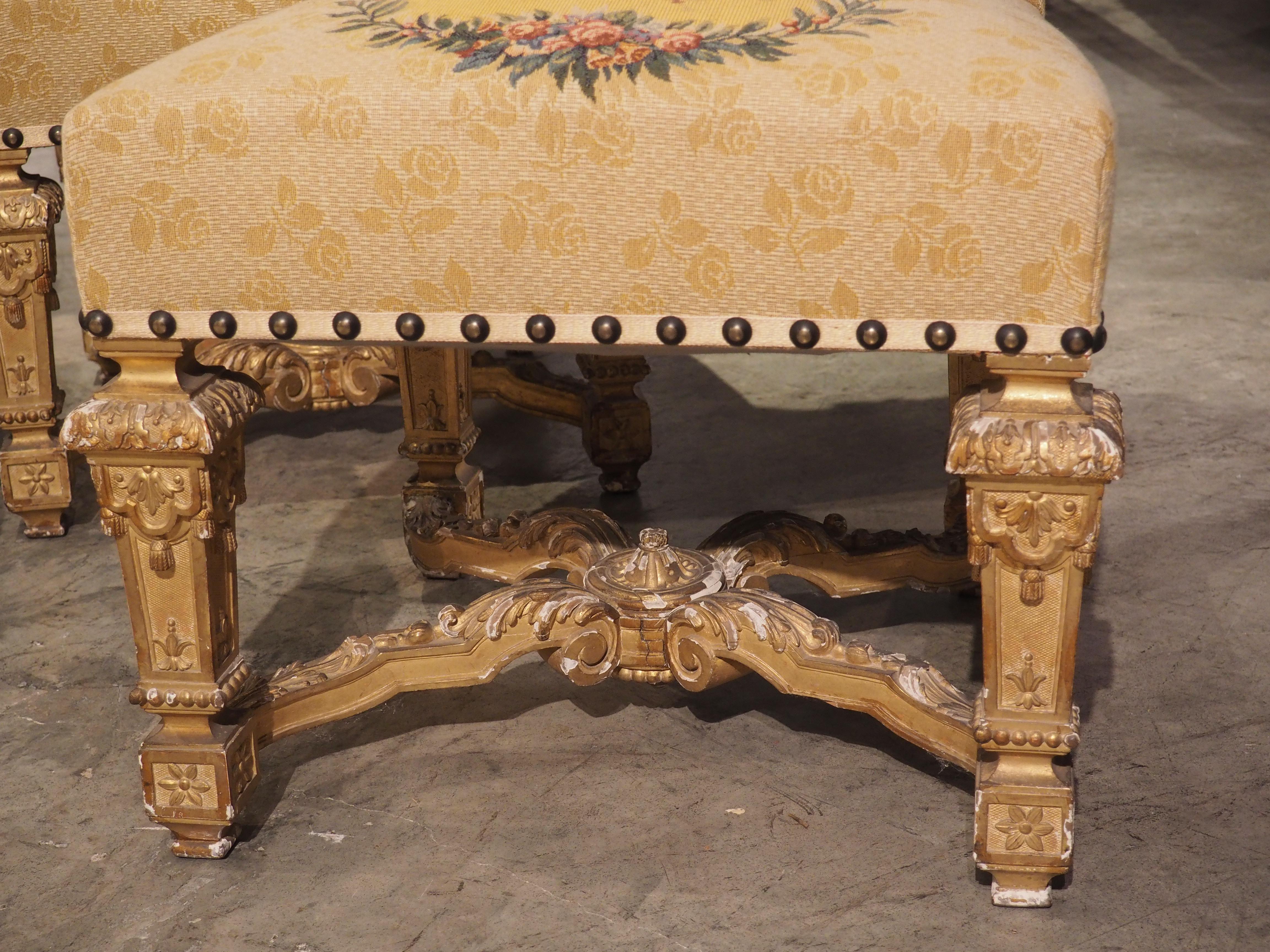 Tissu d'ameublement Rare ensemble de salon de sept pièces en bois doré de style Louis XIV de France, datant d'environ 1880 en vente