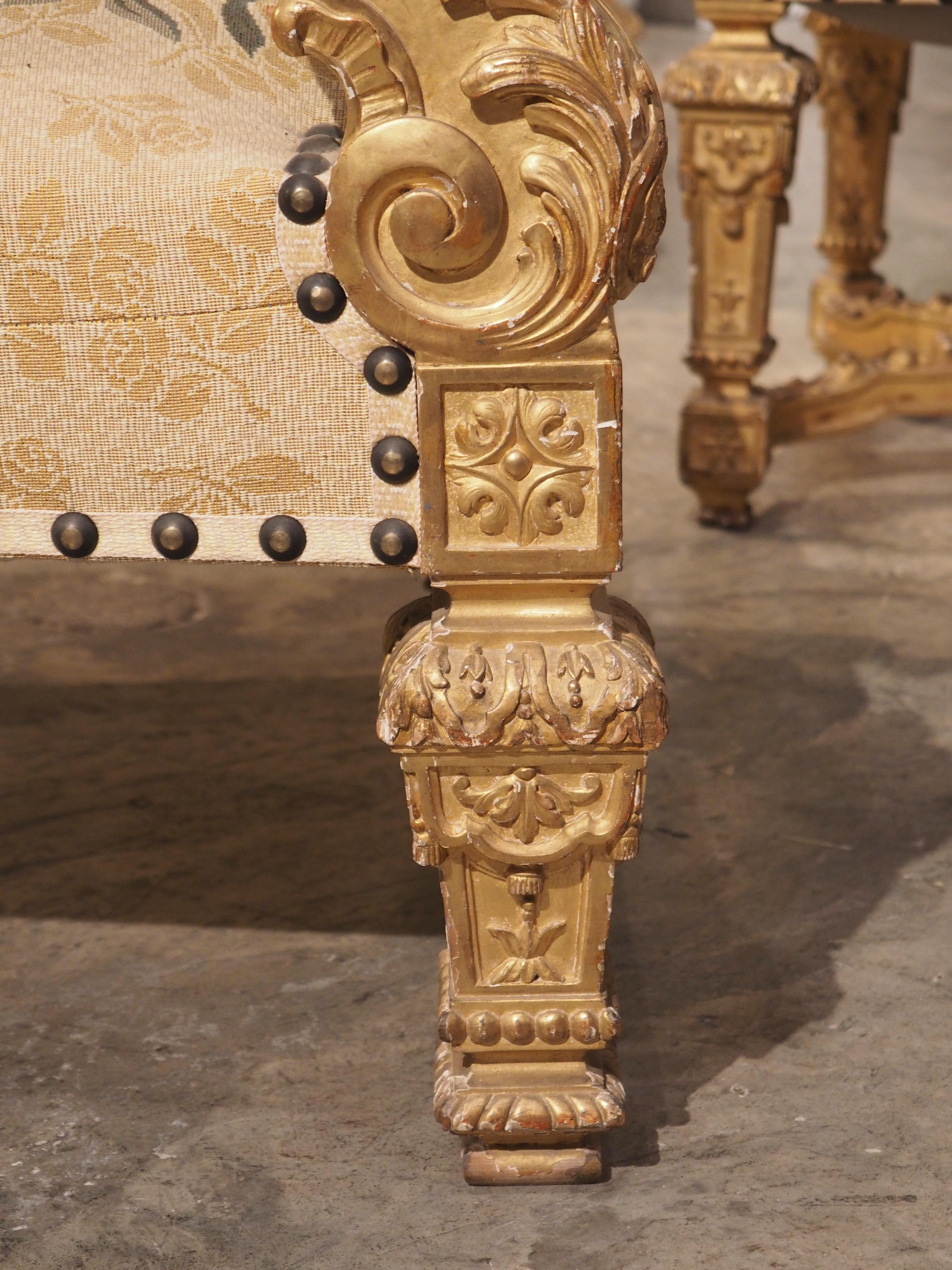 Rare ensemble de salon de sept pièces en bois doré de style Louis XIV de France, datant d'environ 1880 en vente 8