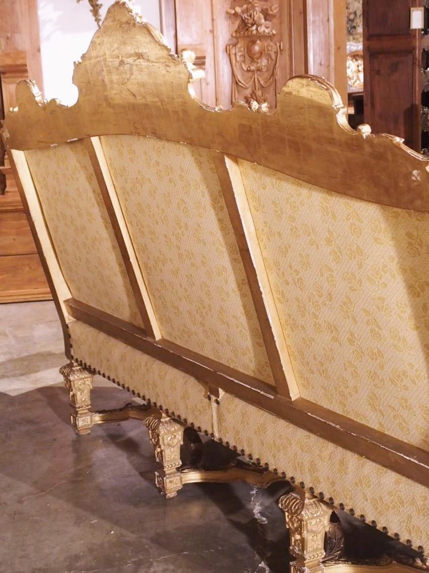Fin du XIXe siècle Rare ensemble de salon de sept pièces en bois doré de style Louis XIV de France, datant d'environ 1880 en vente
