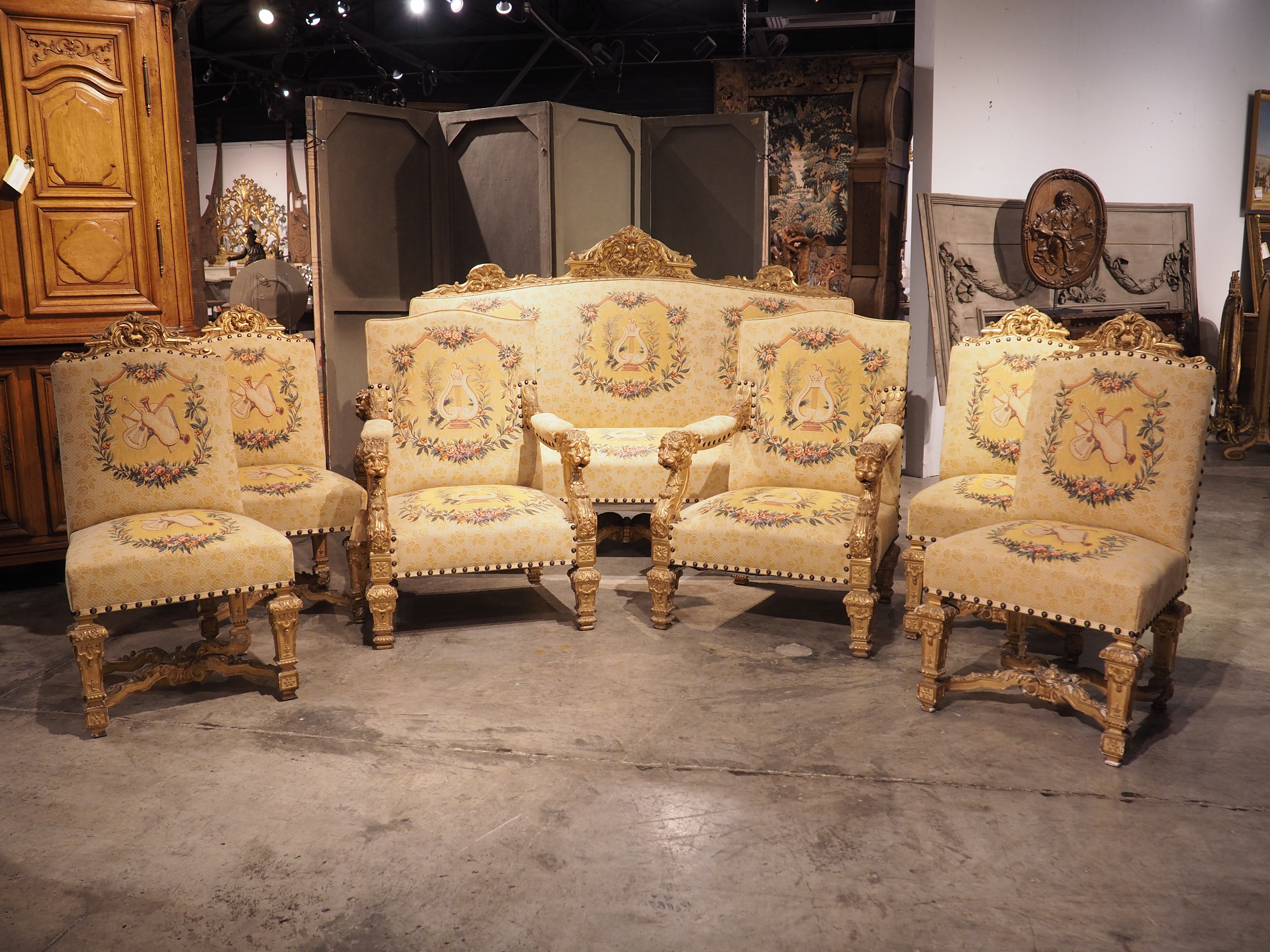 Rare ensemble de salon de sept pièces en bois doré de style Louis XIV de France, datant d'environ 1880 en vente