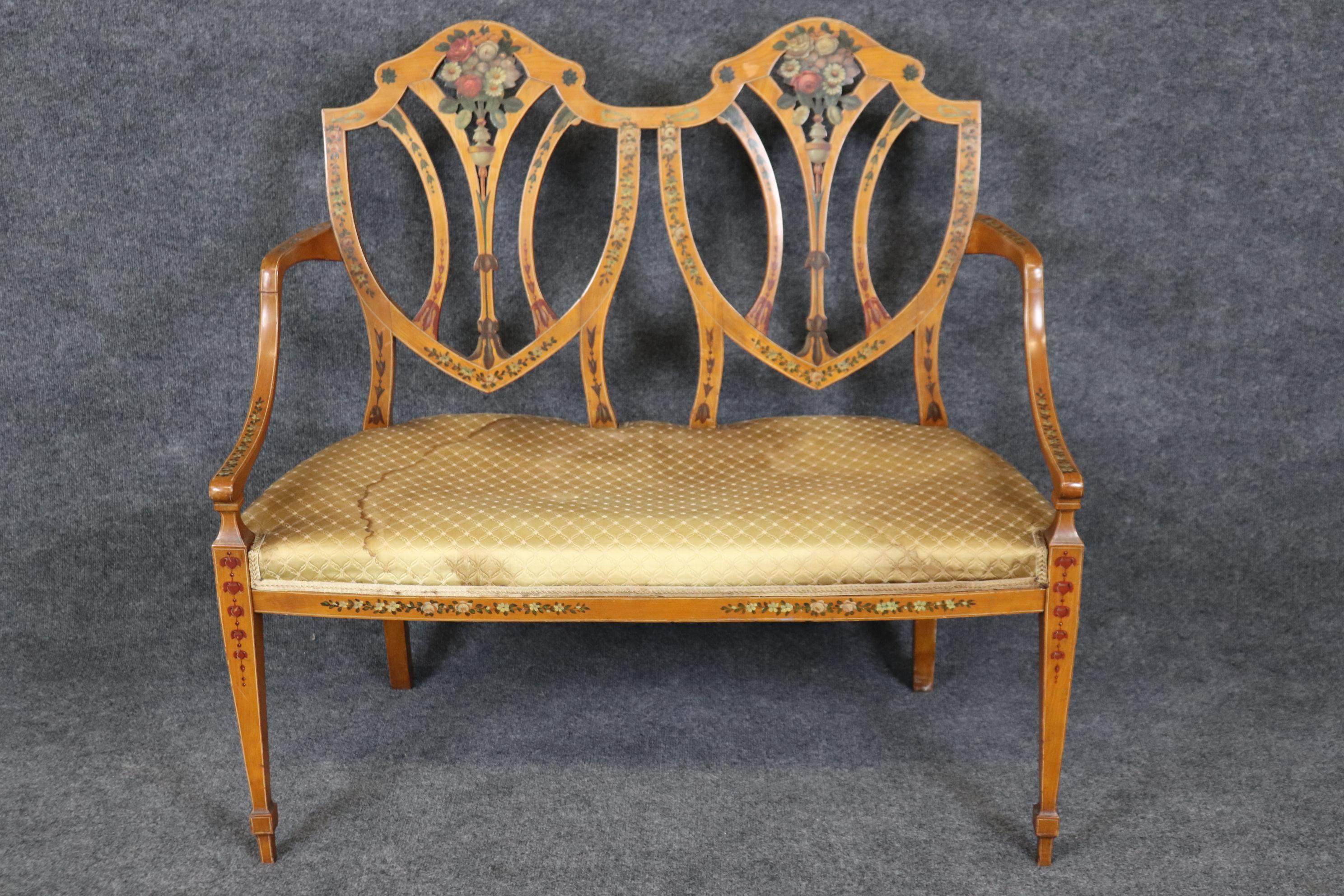 Il s'agit d'un rare ensemble de chaises à dossier bouclier en bois satiné peint par Adams et d'un canapé assorti. Le canapé comprend 6 chaises, dont deux sont des fauteuils. Toutes les chaises sont décorées à la peinture avec des fleurs et sont en