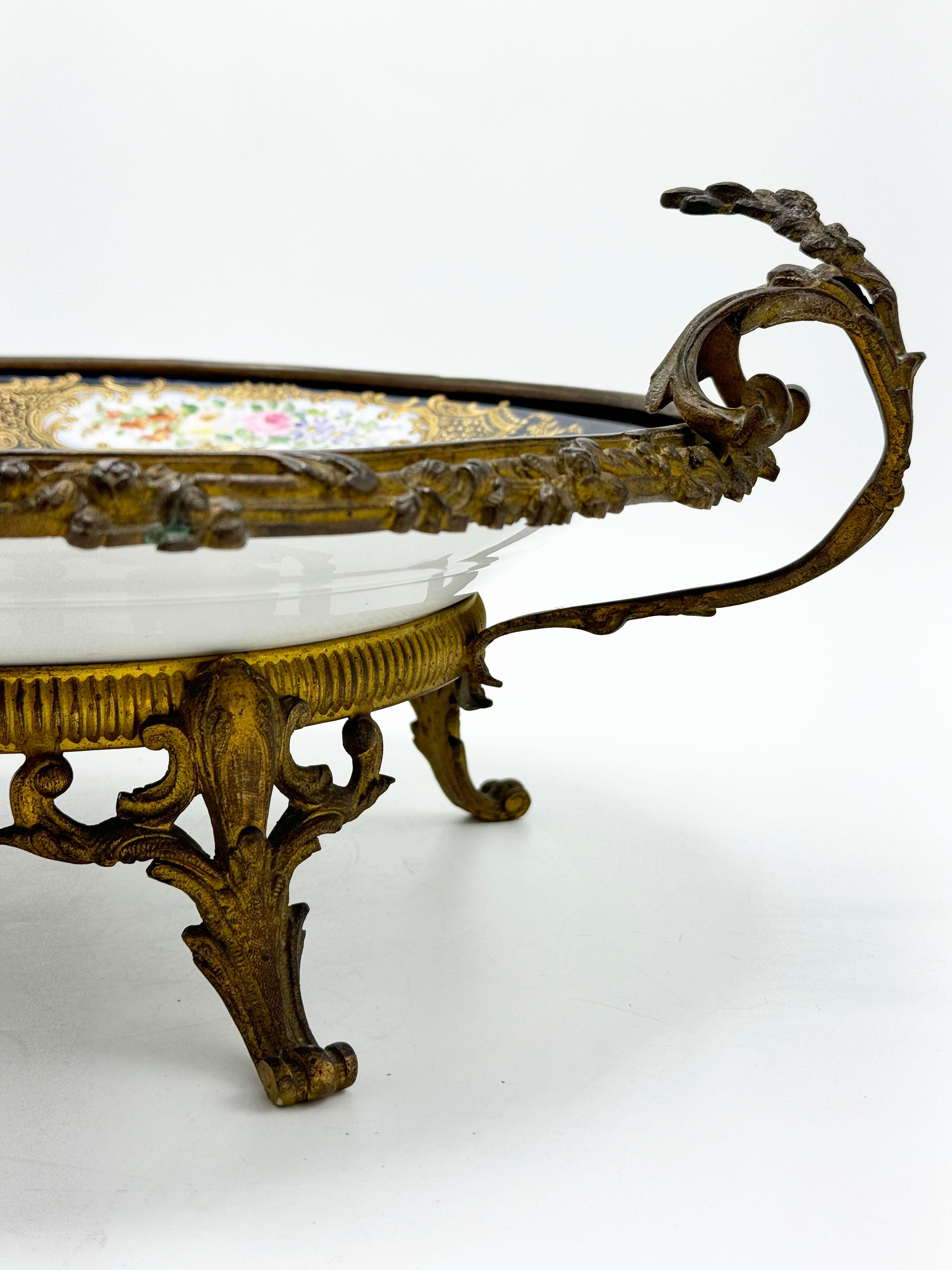 Rare Sèvres, plat en bronze doré, plateau, représentant une Scène angélique et charmante, une Dame et un petit ange à la campagne dans le jardin en arrière-plan, et des guirlandes de fleurs sur les bords. Très probablement partie de la Collection du