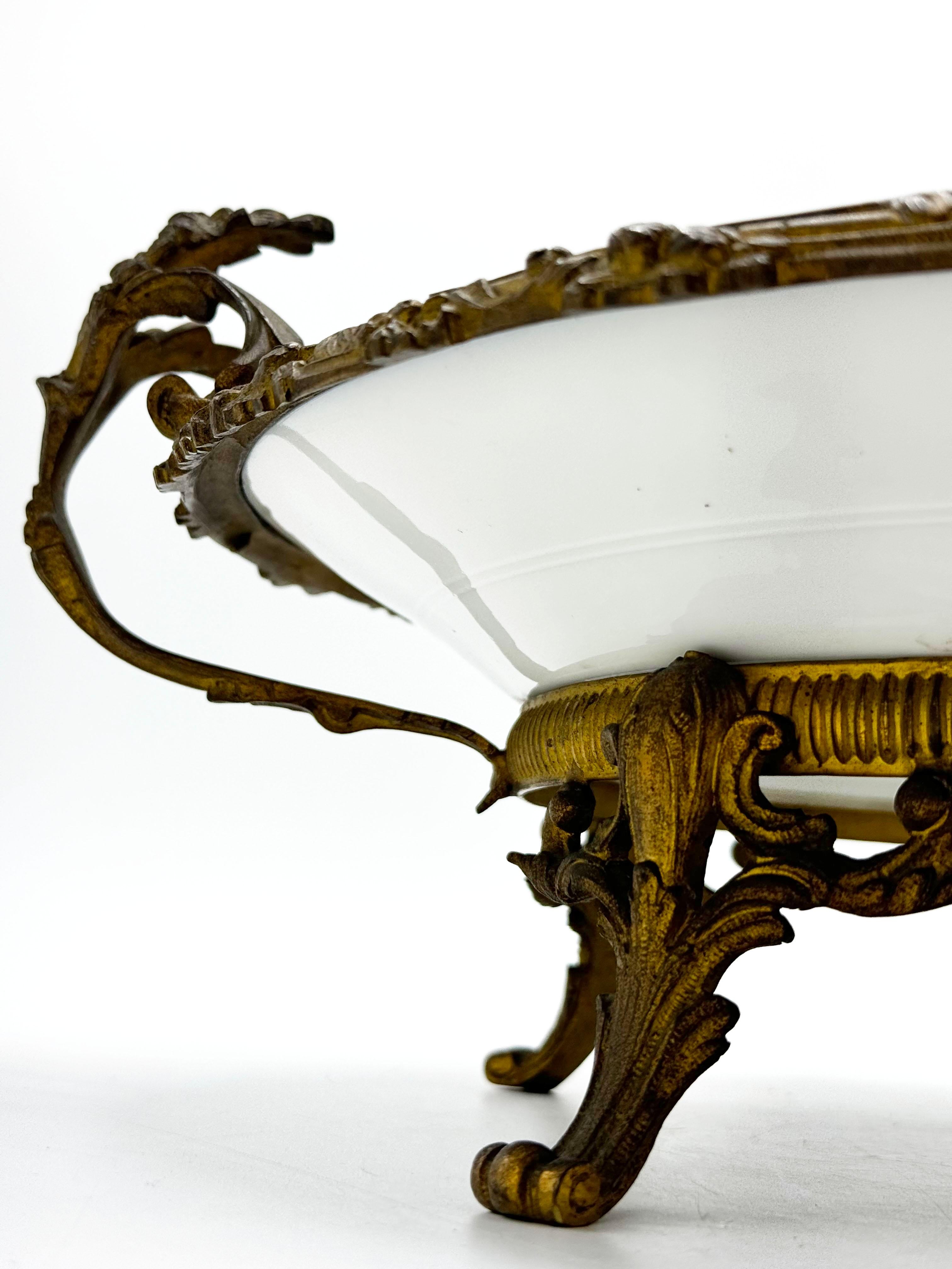 Romantique Rare plat en bronze doré de Sèvres, Chateau des Tuileries circa 1840 en vente