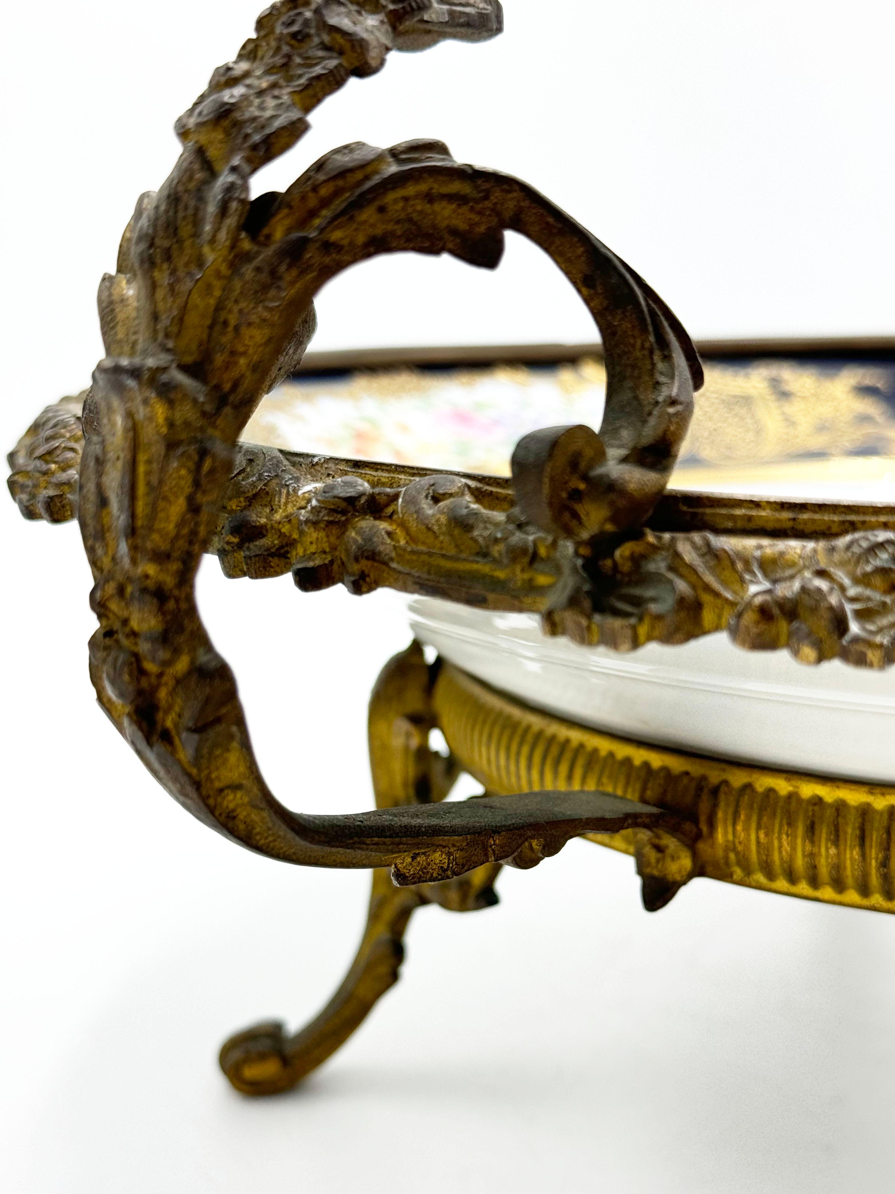 Peint à la main Rare plat en bronze doré de Sèvres, Chateau des Tuileries circa 1840 en vente
