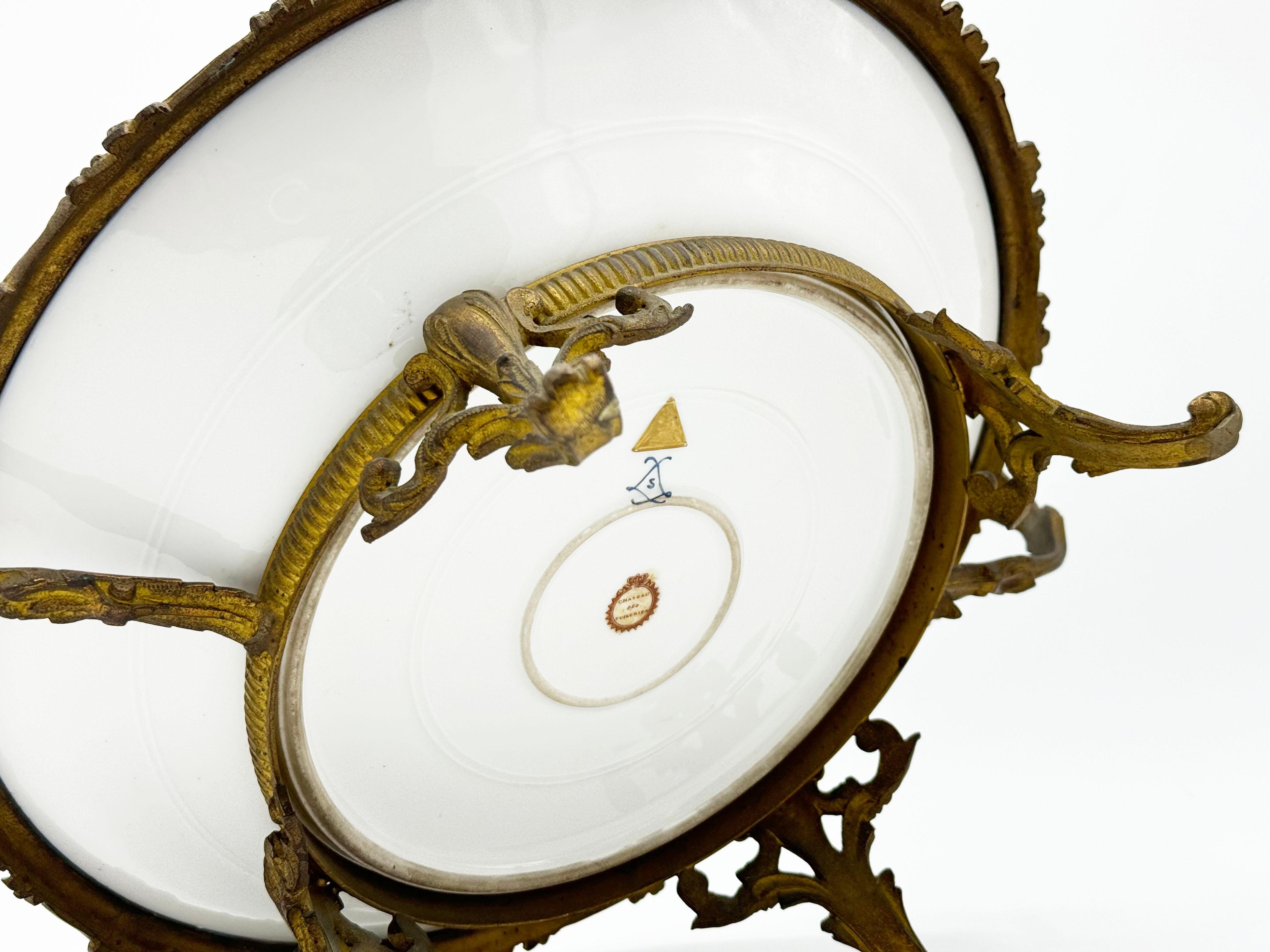 Milieu du XIXe siècle Rare plat en bronze doré de Sèvres, Chateau des Tuileries circa 1840 en vente