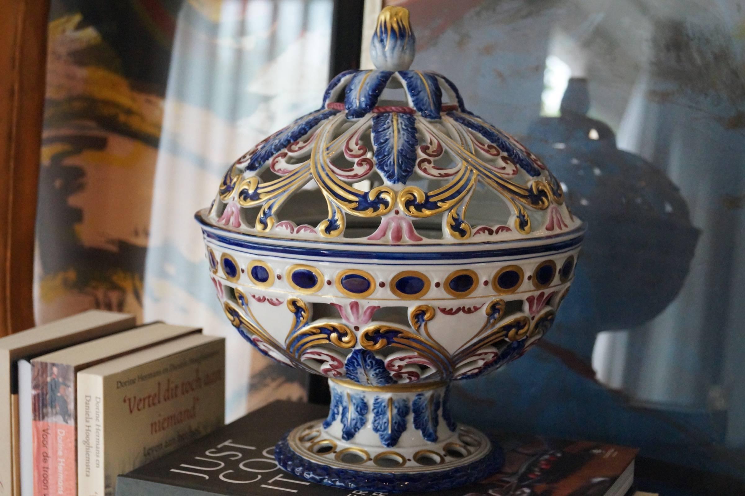 Rare Sèvres hand-painted Porcelain potpourri bowl, France, 1950s.

Perfect condition. Collectors item.

Measures: Height 26.5cm, diameter 22cm.
 