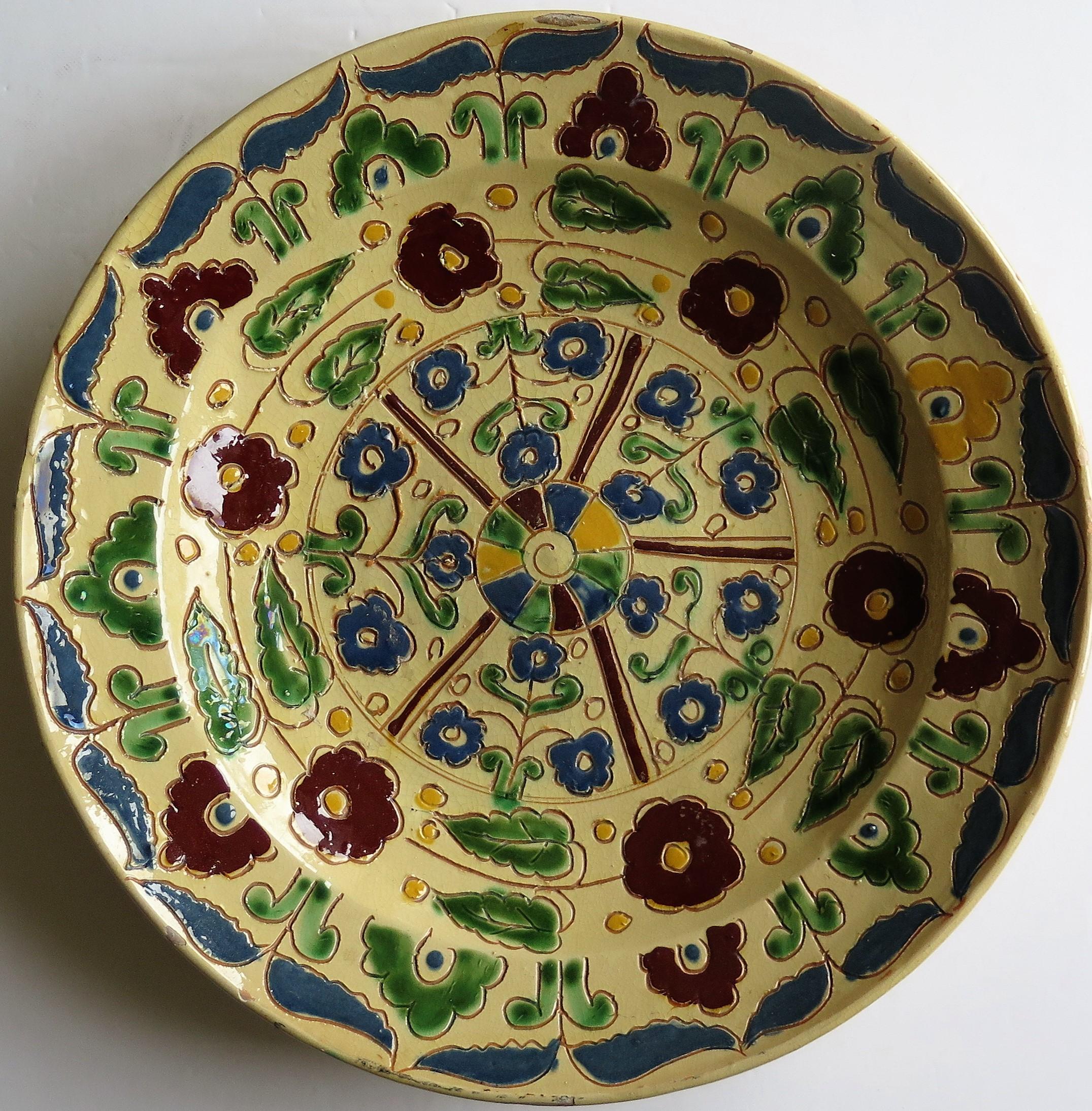 Rare assiette de présentation en poterie rouge sgraffite décorée de barbotines, 19ème siècle en vente 5
