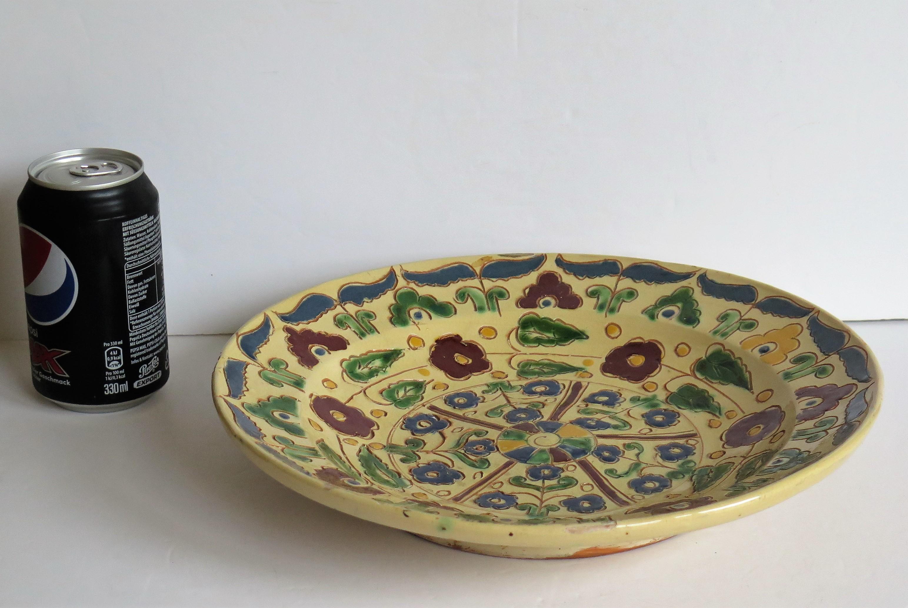 Rare assiette de présentation en poterie rouge sgraffite décorée de barbotines, 19ème siècle en vente 12