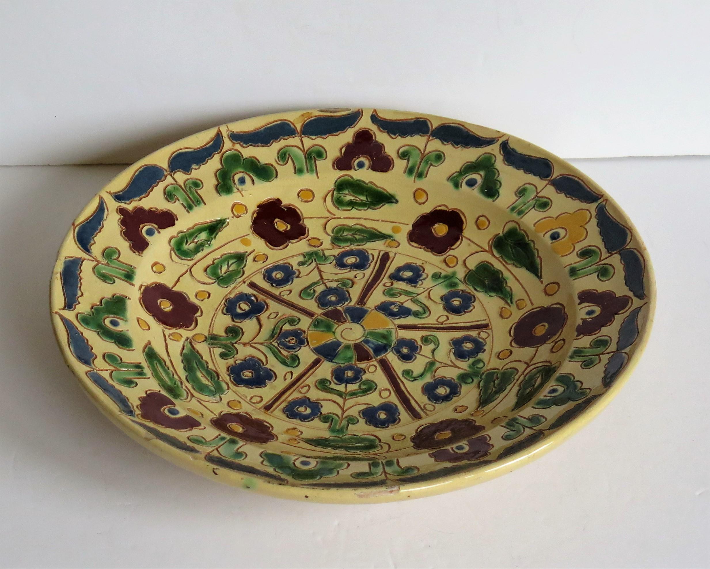 Rare assiette de présentation en poterie rouge sgraffite décorée de barbotines, 19ème siècle en vente 1
