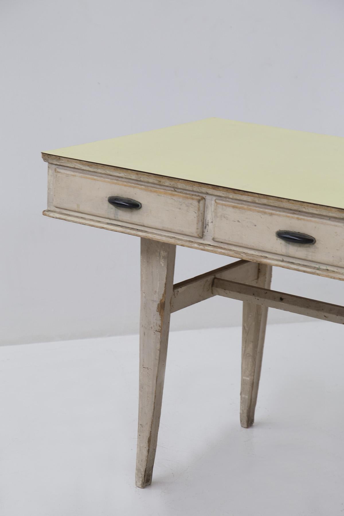 Gorgeous wooden desk in the Shabby Chic style, belonging to the early 1900s. French manufacture.
The desk is entirely made of ivory painted wood.
The frame is supported by 4 very elegant square strut legs. The four legs rise to support the top,