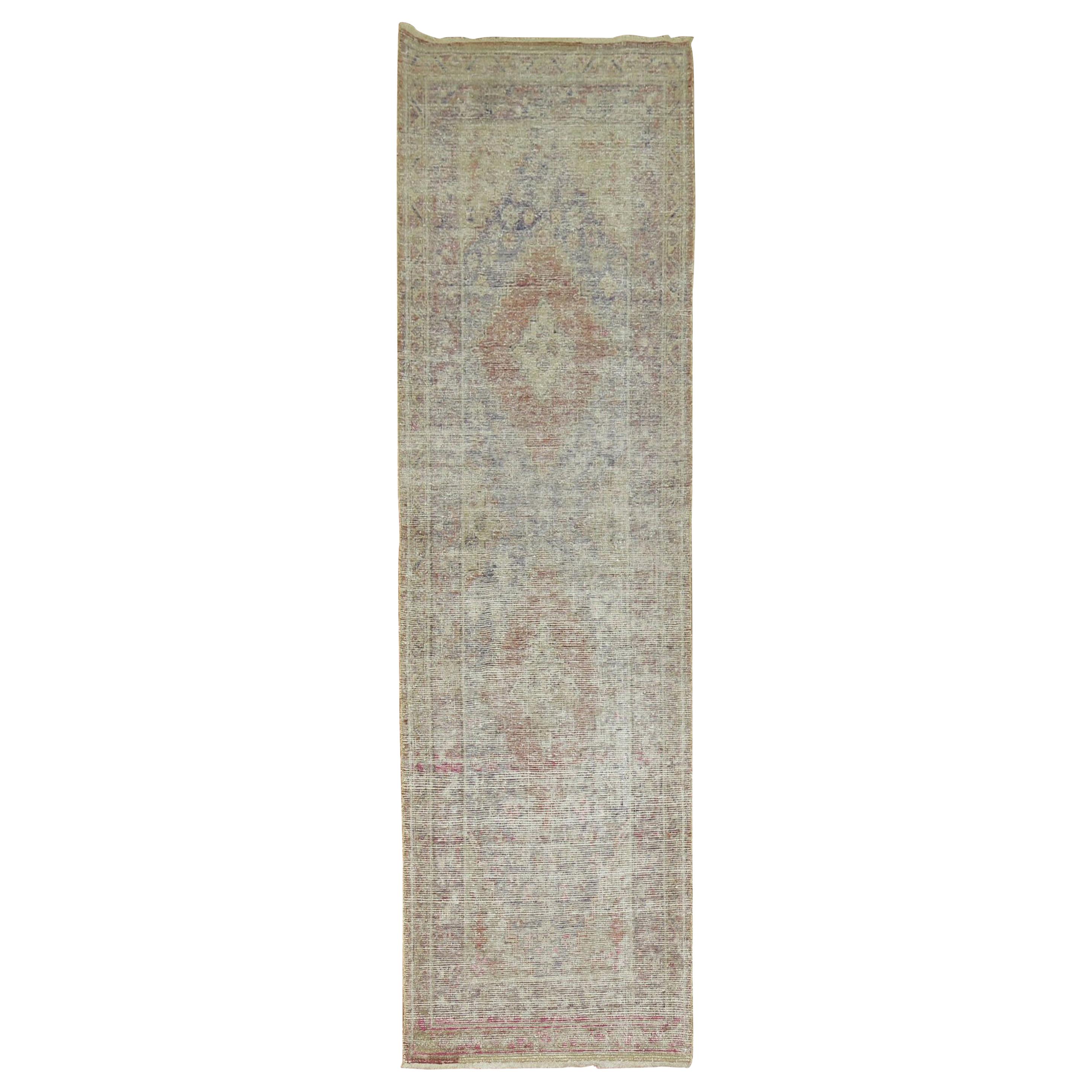 Rare tapis de couloir Khotan étroit en laine Shabby Chic de la fin du 19ème siècle