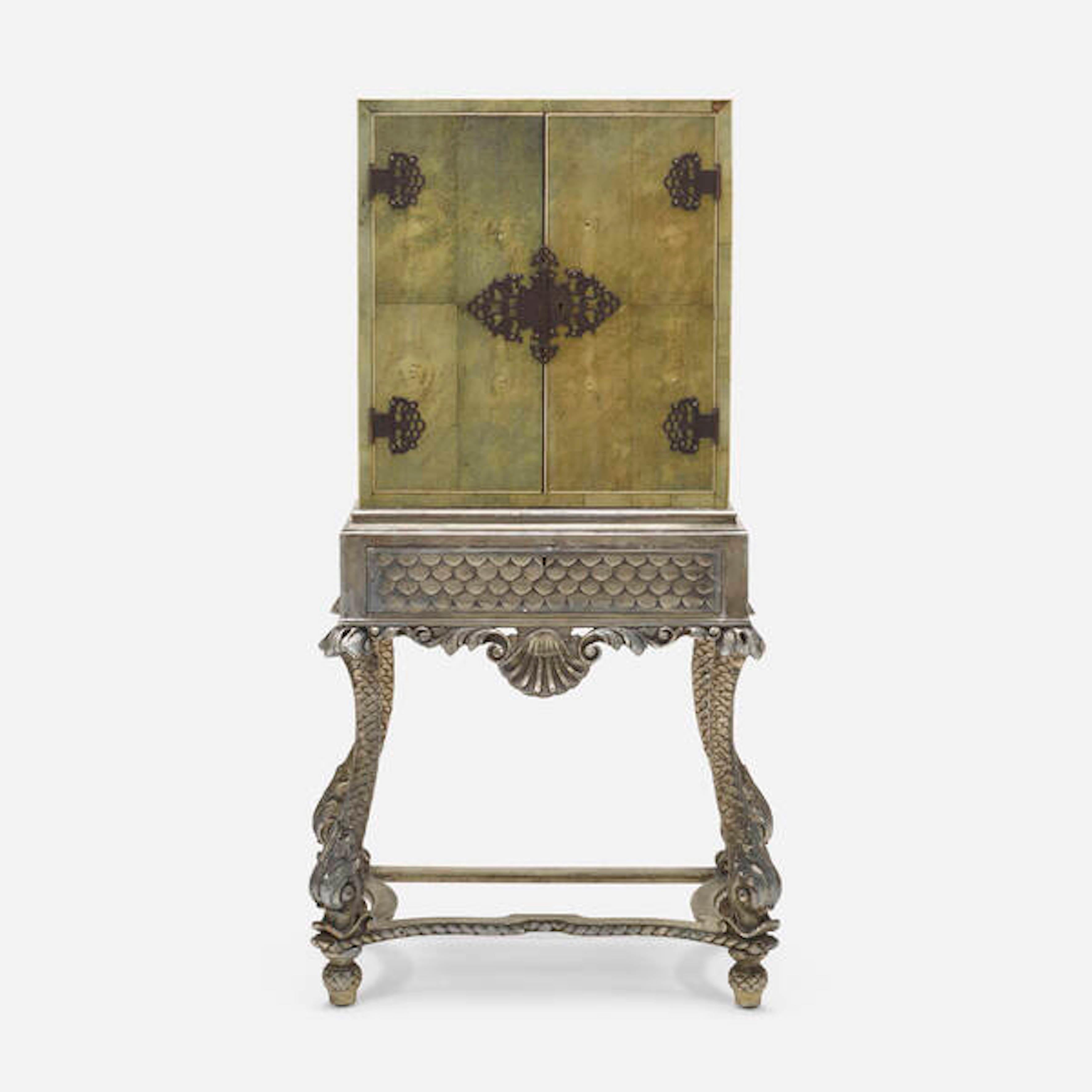 Seltener kostbarer, mit Chagrin bezogener Schrank auf einem Ständer der Firma Asprey & Co aus London. Das Design des Schranks ist einem chinesischen Exportschrank aus dem 18. Jahrhundert nachempfunden, der in der Regel mit Lackarbeiten verziert ist.