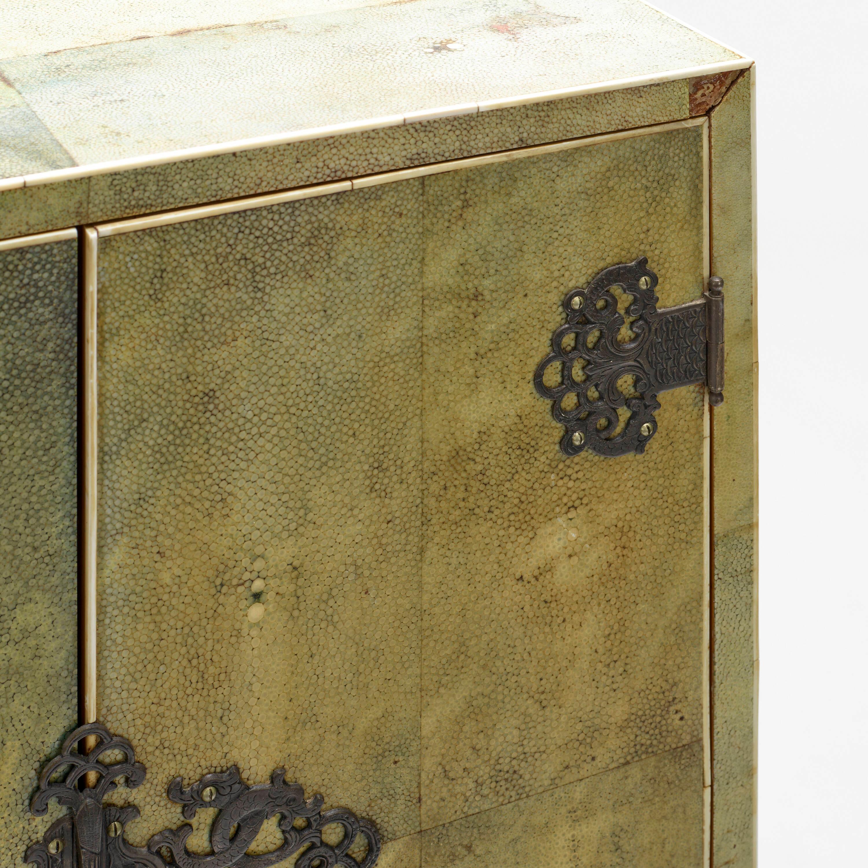 Seltenes Kabinett mit Chagrinbezug auf Stand  Asprey & Co aus London im Zustand „Gut“ im Angebot in Montreal, QC