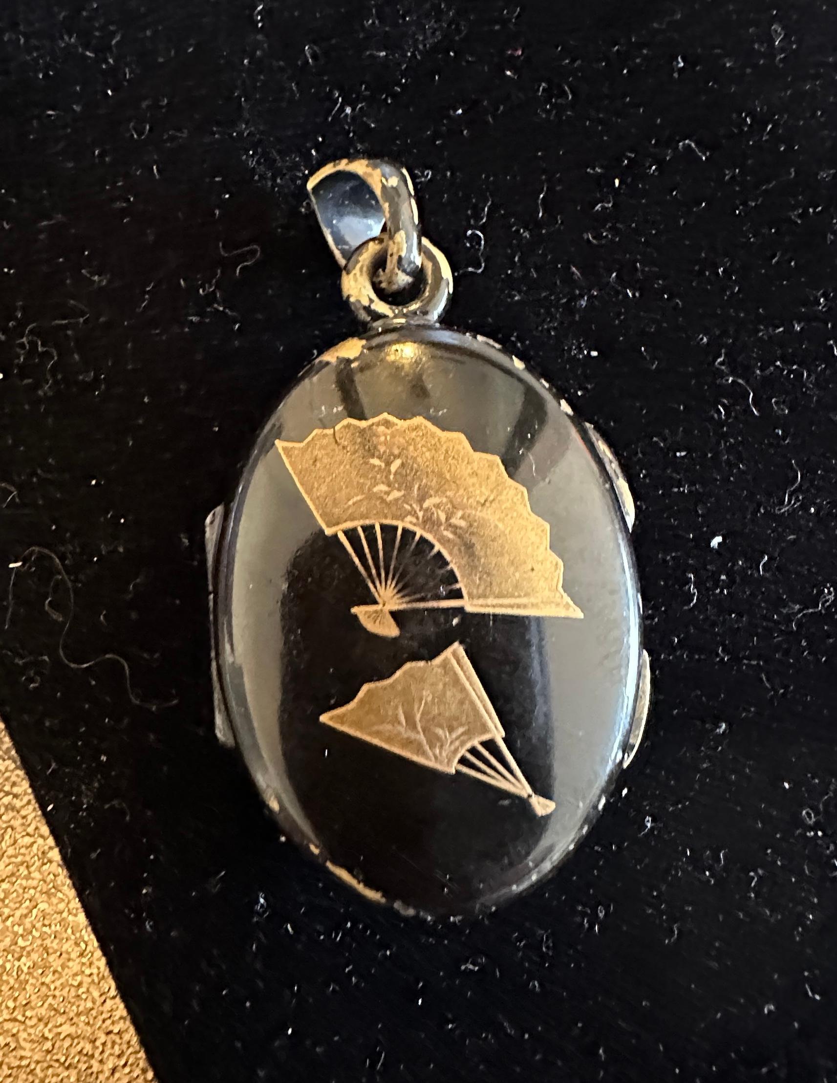Rare Shakudo Locket Pendant Necklace Bird Parrot Cockatoo Fan Japan Antique In Good Condition For Sale In New York, NY