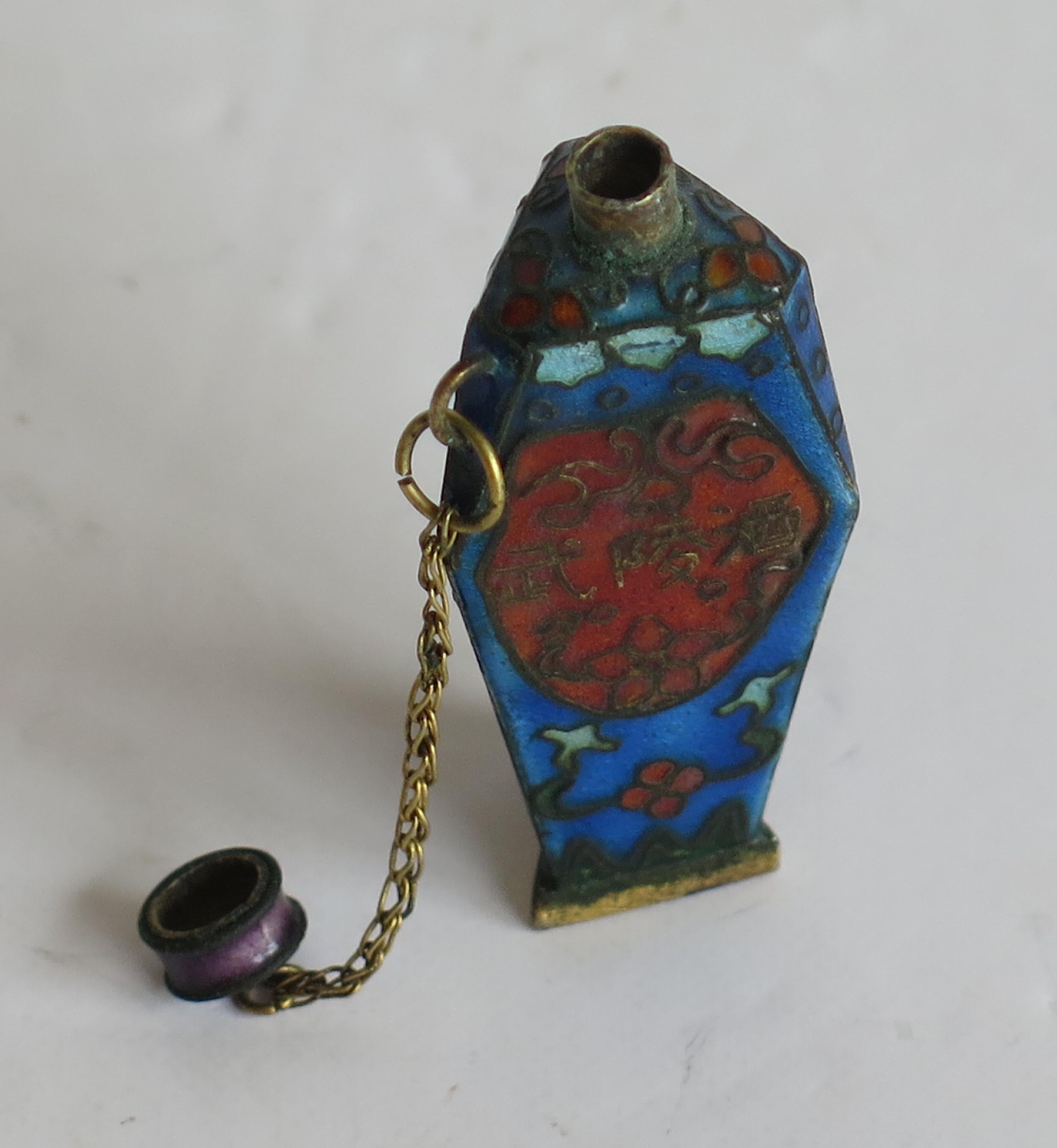 Rare Shape Chinese Cloisonne Triangular Snuff Bottle Hand Enameled, 19thC Qing For Sale 3