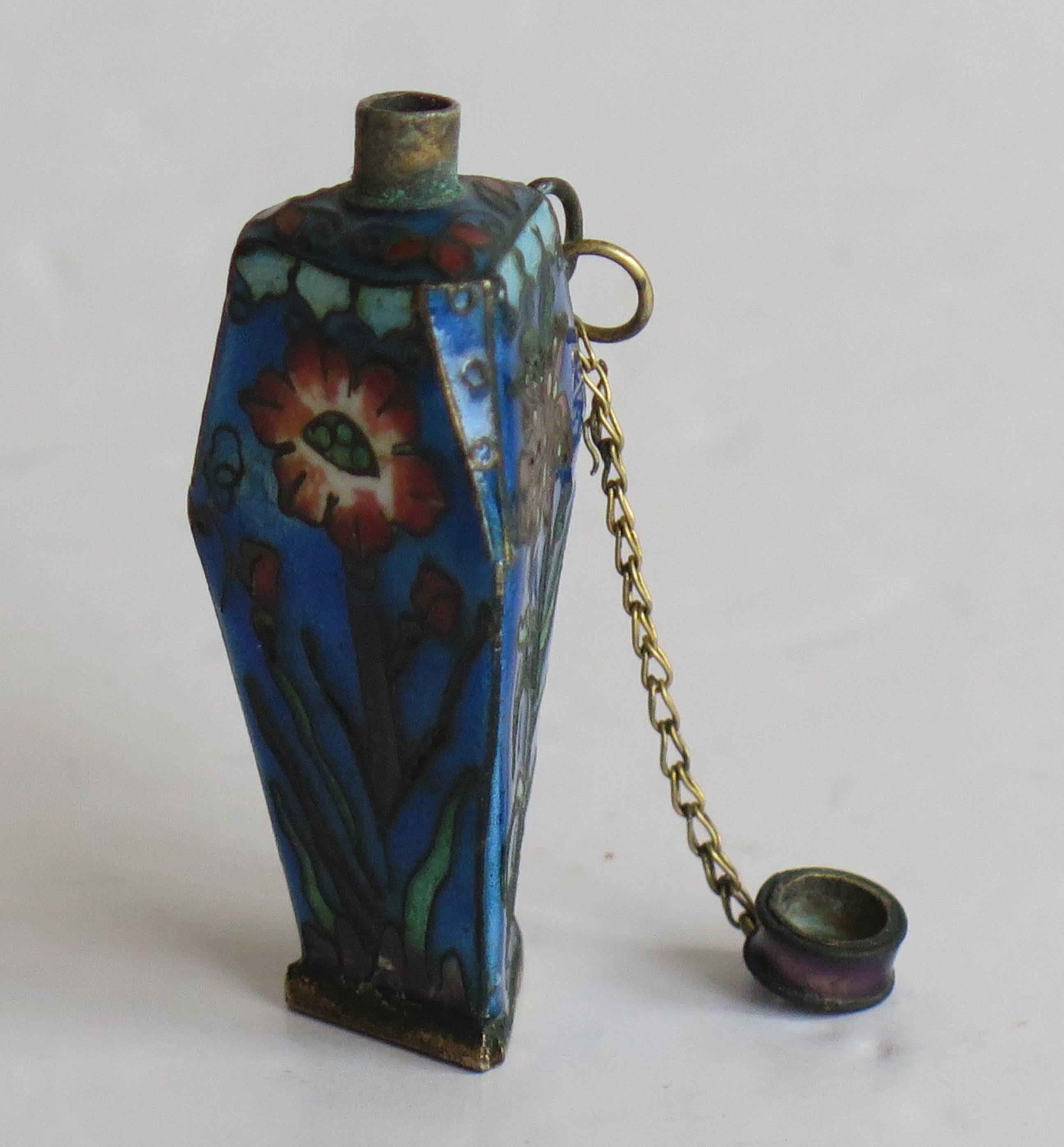 Rare Shape Chinese Cloisonne Triangular Snuff Bottle Hand Enameled, 19thC Qing For Sale 4